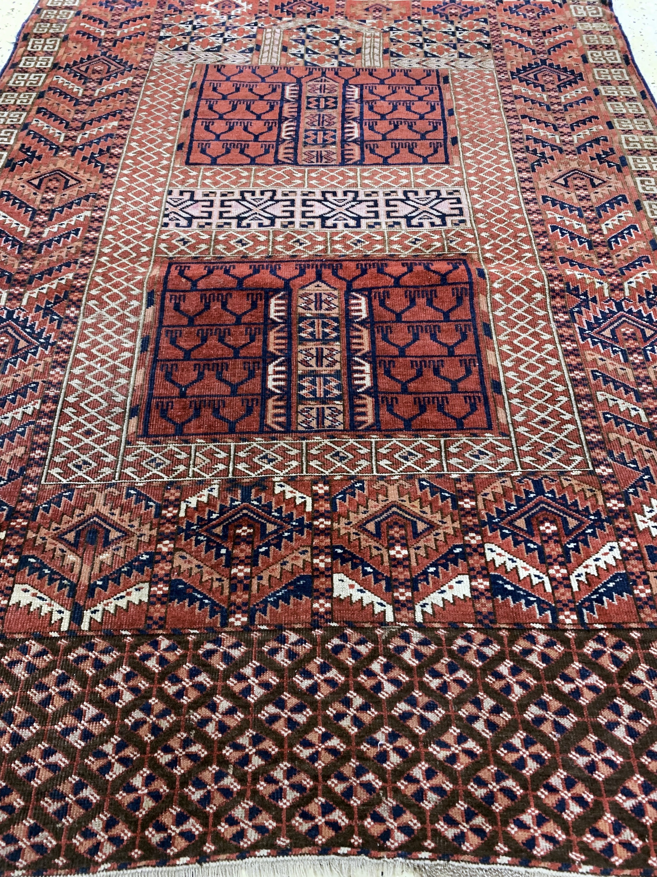 Detail d: Tekke Engsi antik, Turkmenistan, 19.Jhd, Wolle auf Wolle, ca. 150 x 120 cm, EHZ: 2, (restauriert)