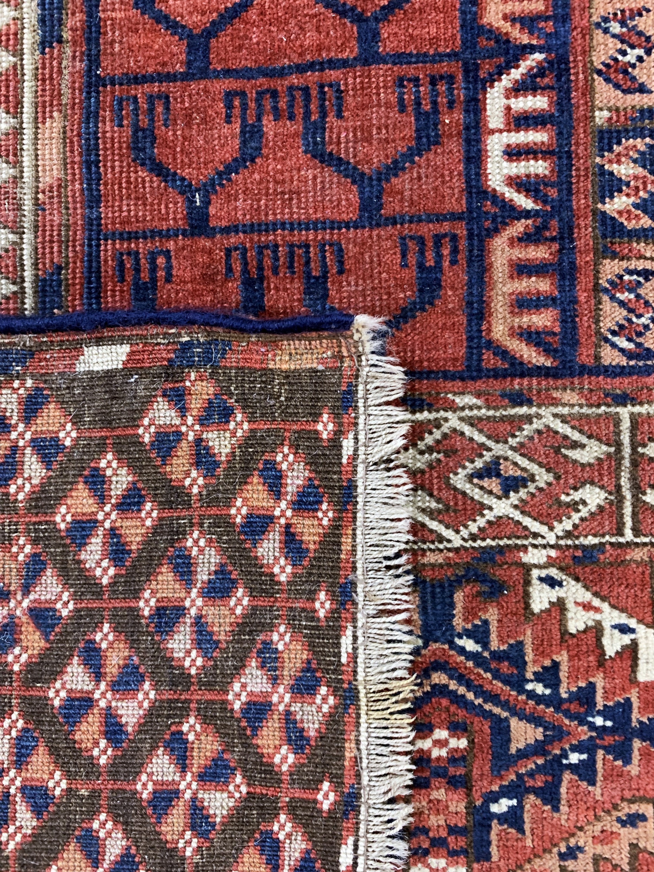 Detail e: Tekke Engsi antik, Turkmenistan, 19.Jhd, Wolle auf Wolle, ca. 150 x 120 cm, EHZ: 2, (restauriert)