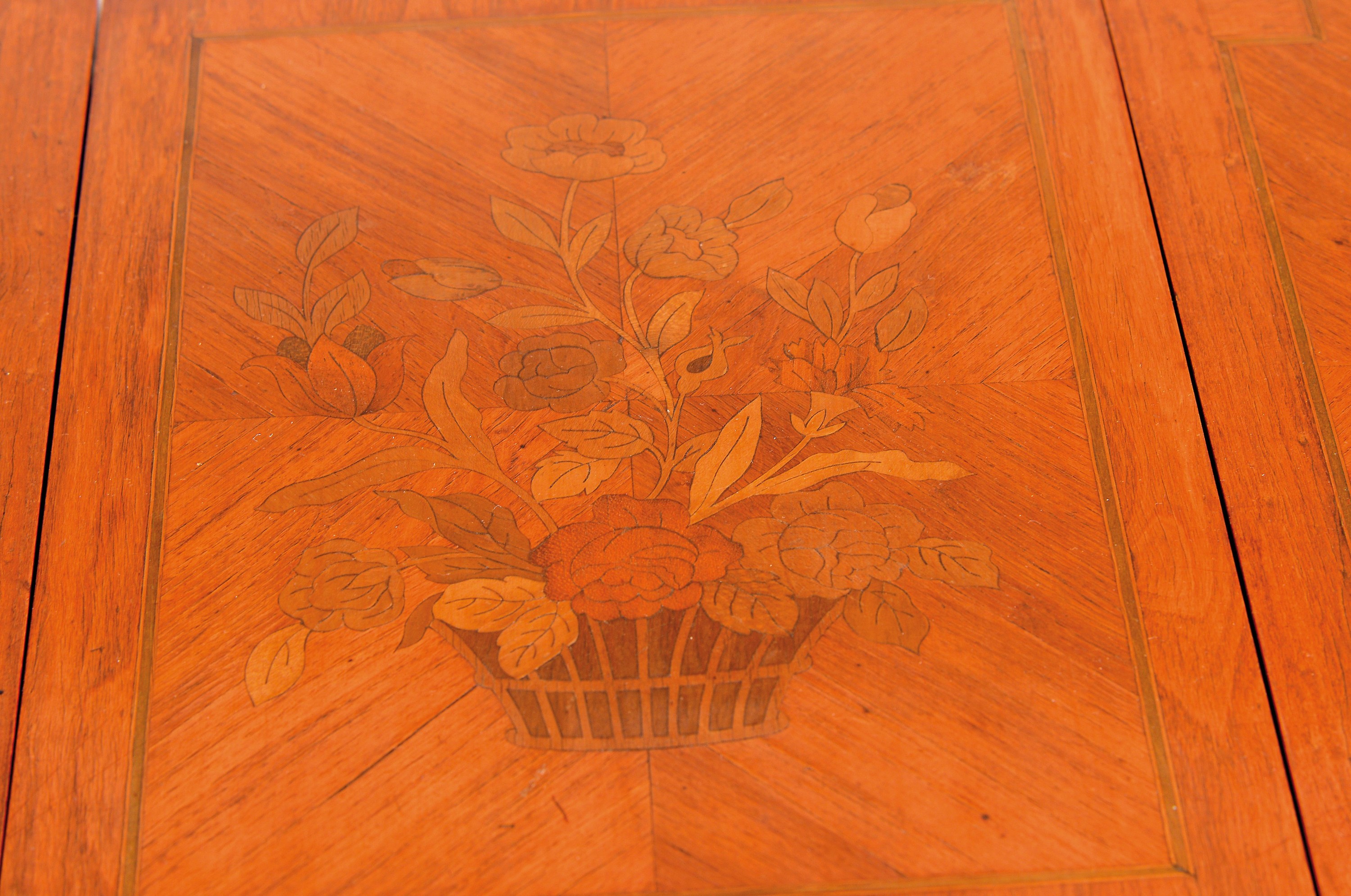 Detail a: Poudreuse, Frankreich, um 1900,, Rosenholzfurnier, floral intarsiert, Einlagen z.T. eingefärbt, ein Schlüssel, 2 Schubladen und 3 Blendschubladen, ...