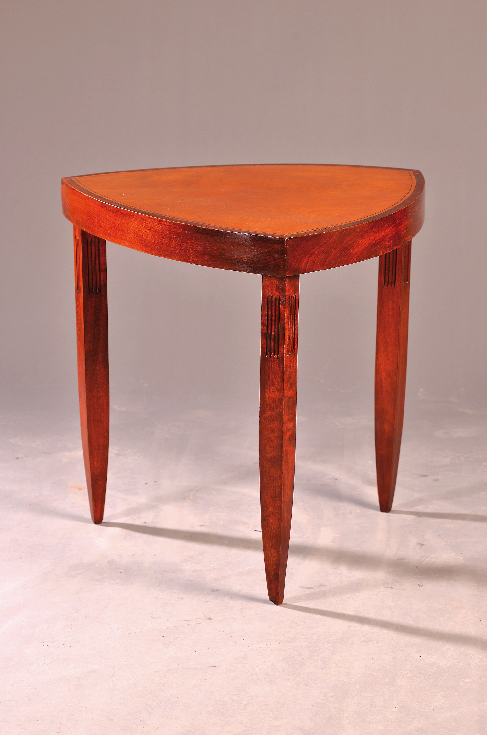 Beistelltisch, Frankreich, Art Deco, um 1930, Rüsterfurnier, Rahmen und Beine Hartholz mahagonifarben, dreieckige Form, ca. 64 x 65 cm, EZ 2