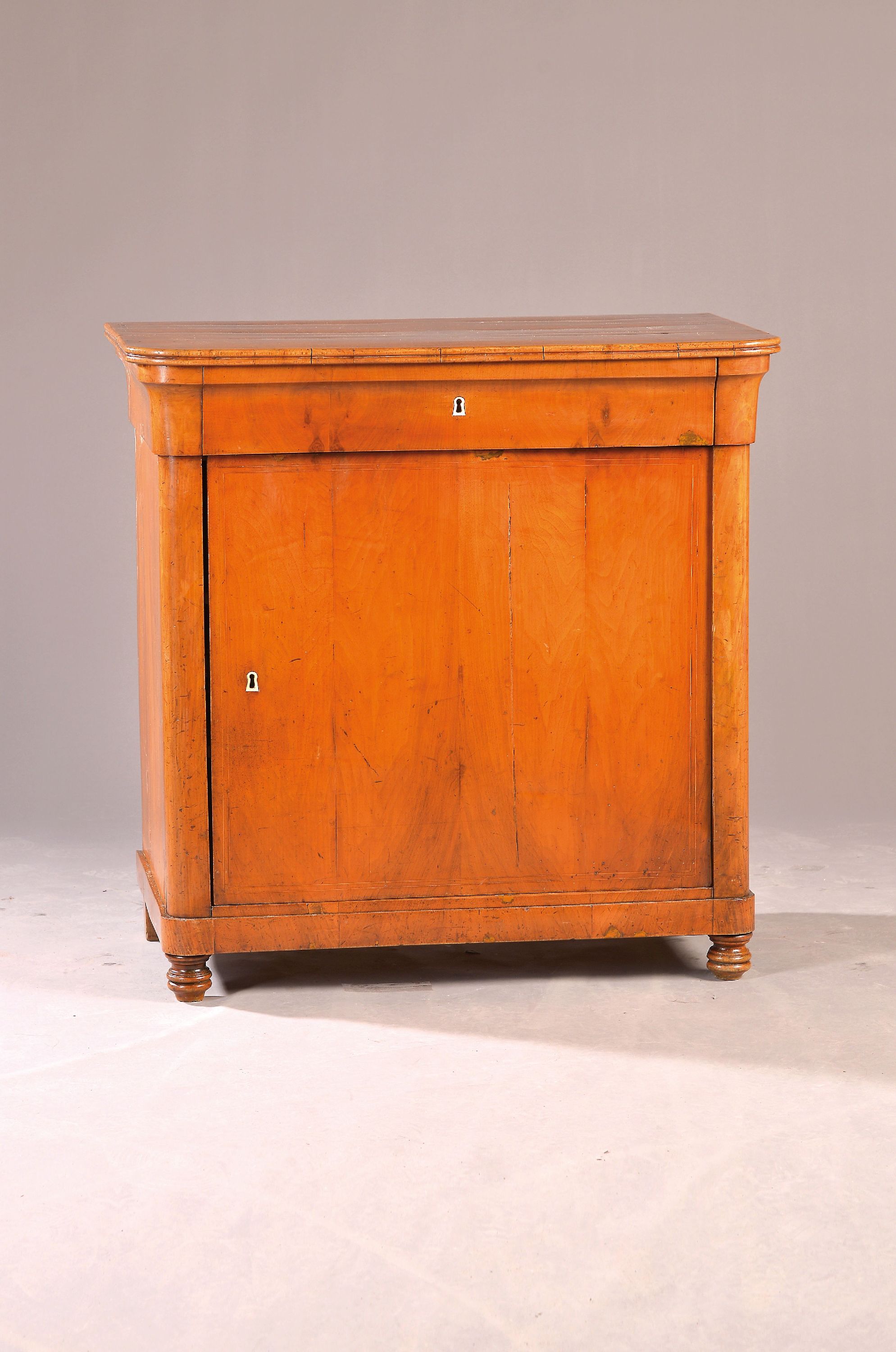 Detail a: Halbschrank, Biedermeier, um 1820/30,, Nussbaumfurnier, eine Schublade und eine Tür, Fadeneinlagen Ahorn, 2 Schlüssel ca. 84 x 85 x 48 cm, EZ 2-3