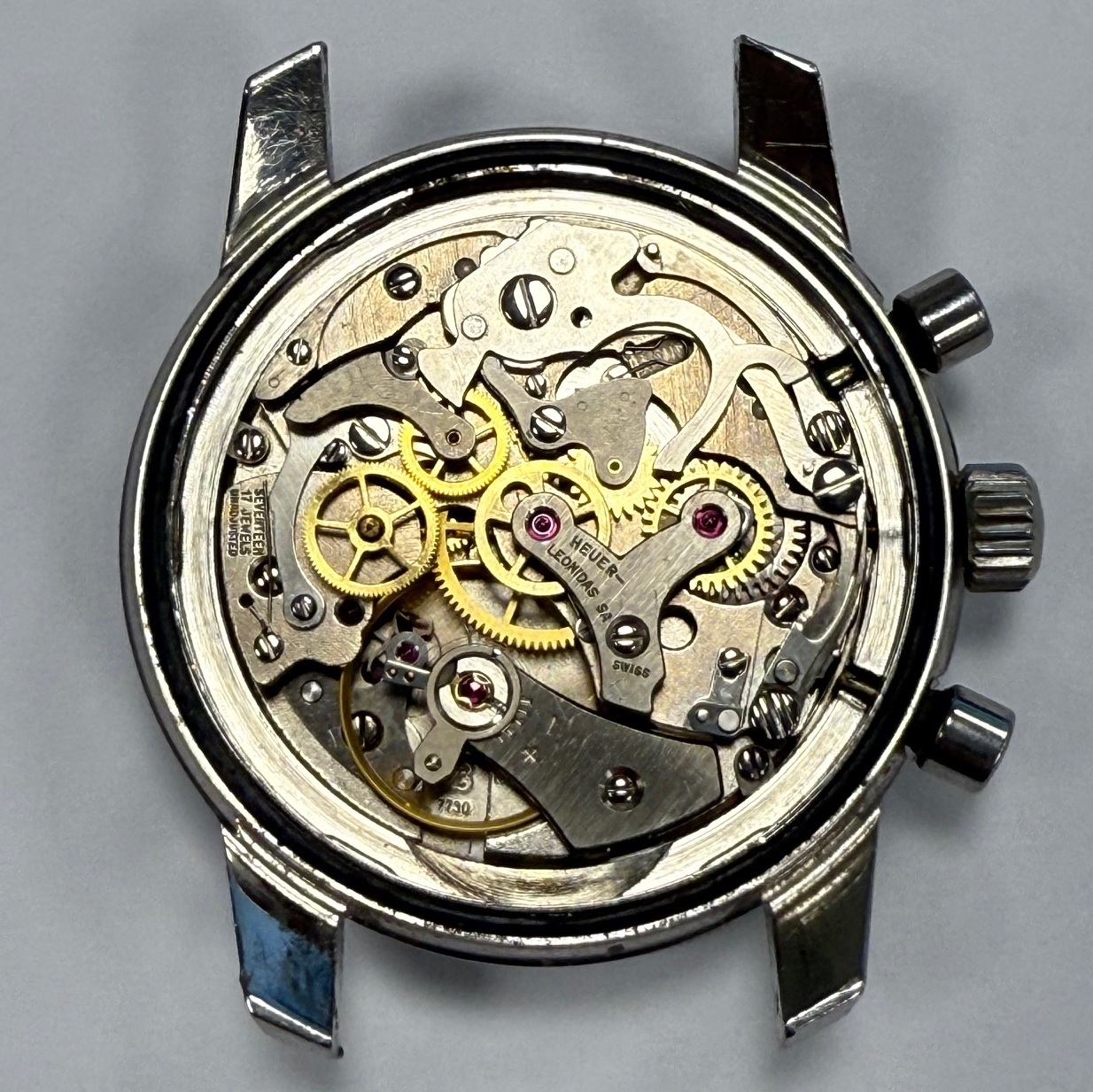 Detail d: HEUER Skipper sehr seltener vintage Armbandchronograph in Stahl Referenz 7763, Schweiz um 1968, Handaufzug, Autavia Compressor-Gehäuse, Boden ...