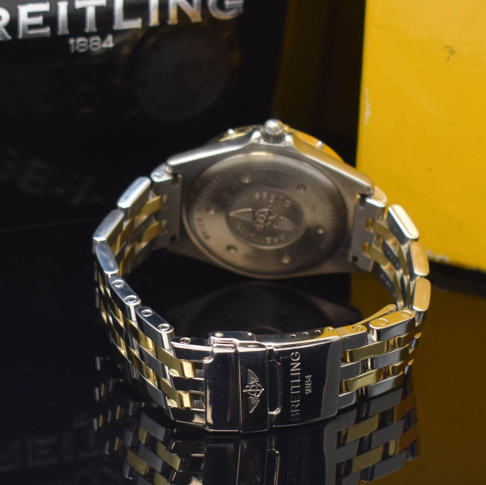 Detail b: BREITLING J-Class Herrenarmbanduhr in Stahl/Gold Referenz 80250, Schweiz um 1995, Automatik, Boden und Krone verschr., Pilotband m. Faltschl., ...