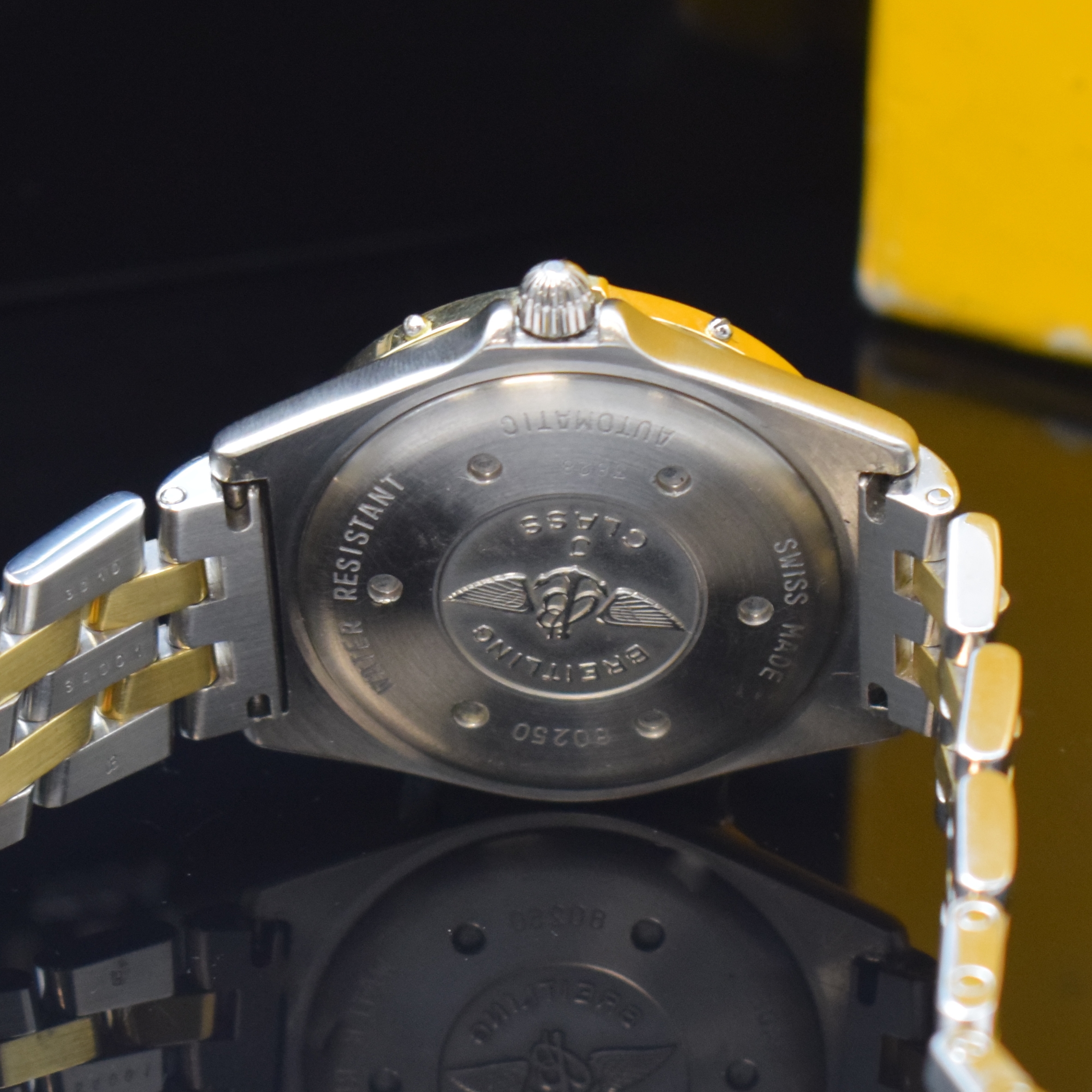 Detail d: BREITLING J-Class Herrenarmbanduhr in Stahl/Gold Referenz 80250, Schweiz um 1995, Automatik, Boden und Krone verschr., Pilotband m. Faltschl., ...