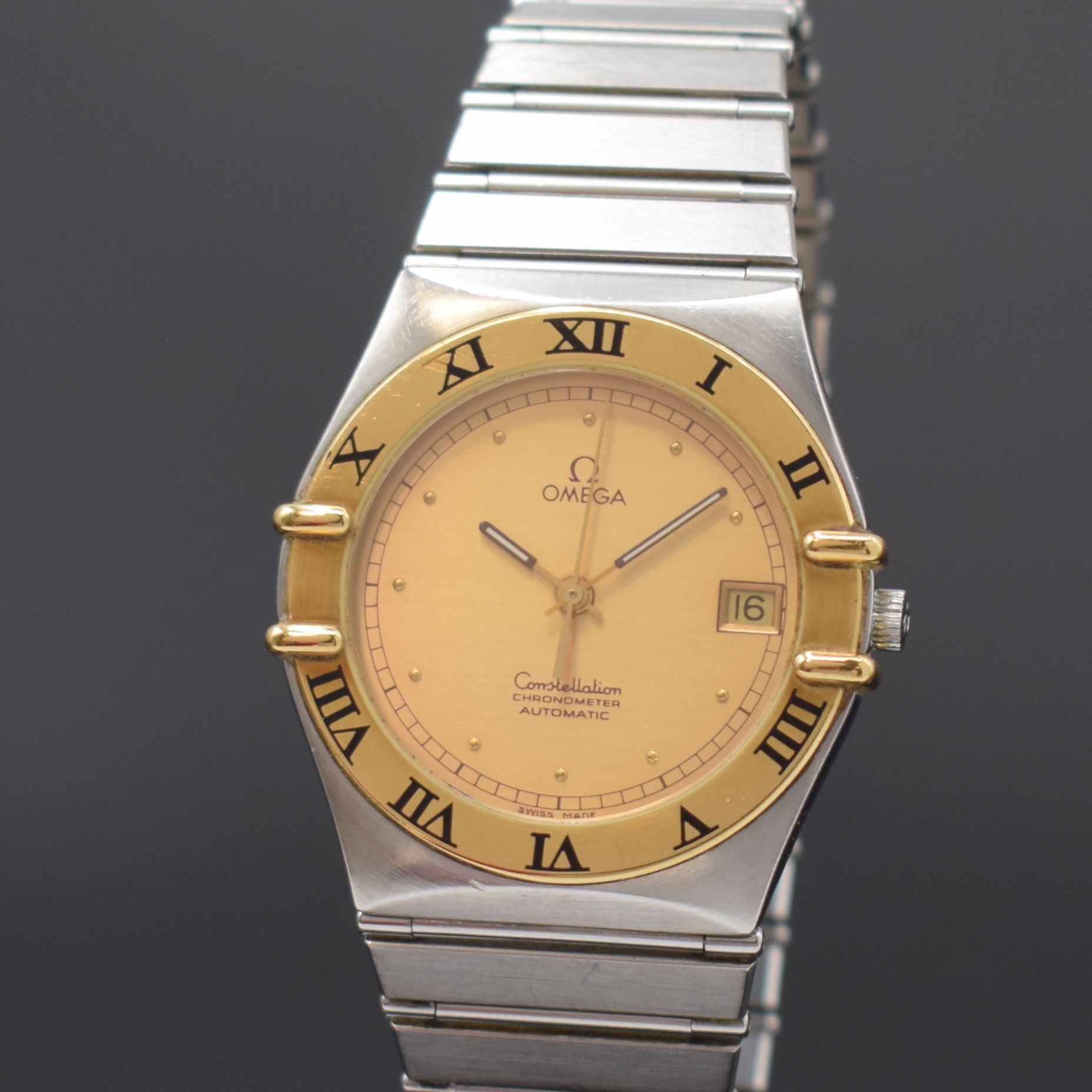 Detail a: OMEGA Constellation Chronometer Herrenarmbanduhr in Stahl/Gold Referenz 368.1075.1, Schweiz um 1985, Automatik, beids. vergl. Stahlgeh., Goldlünette ...