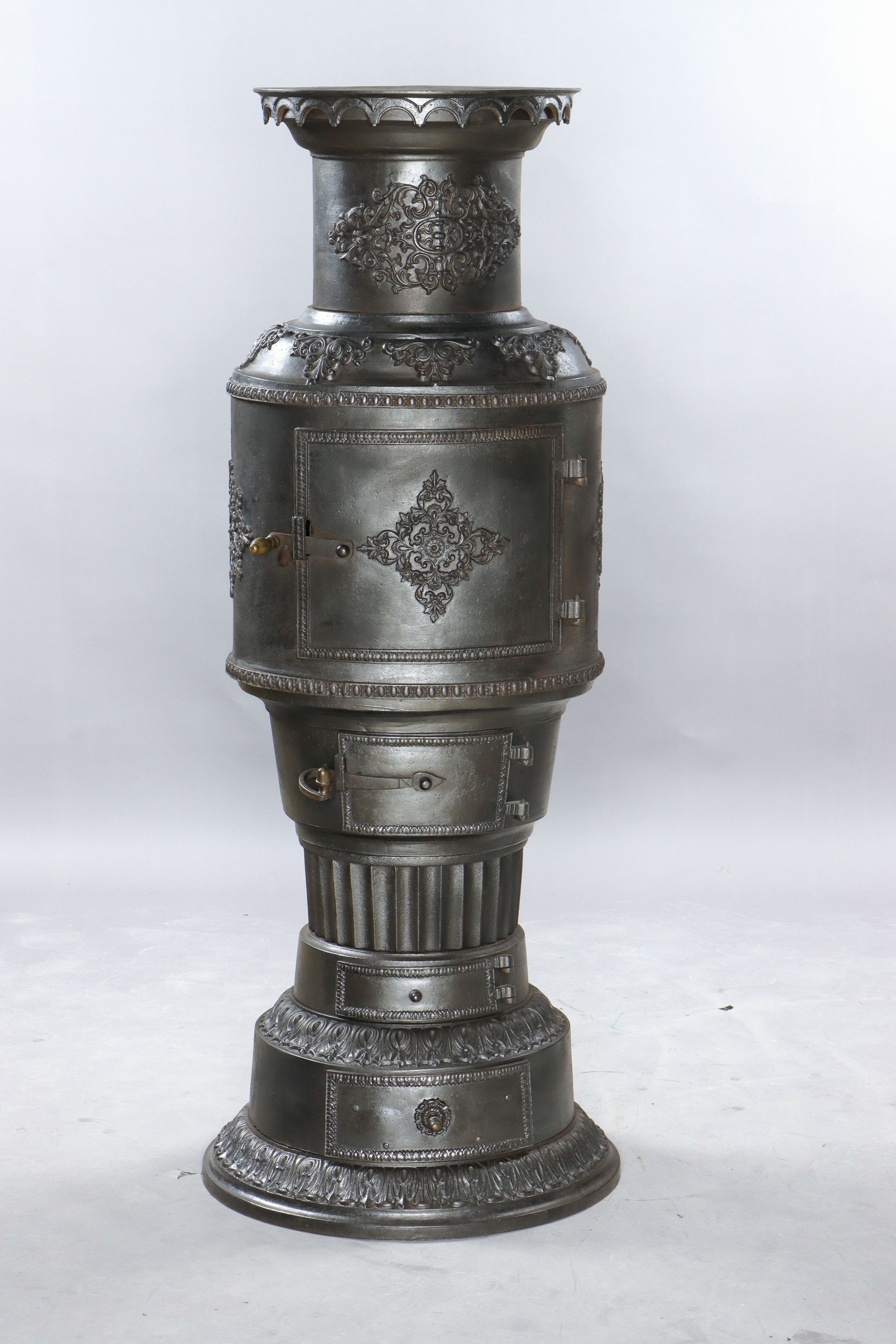 Großer Säulenofen, Frankreich, um 1900, Gußeisen mit aufgelegten Dekoren, klassizistisch, H. ca. 140cm, D. ca. 50cm, ohne Innenauskleidung, Fu. ...