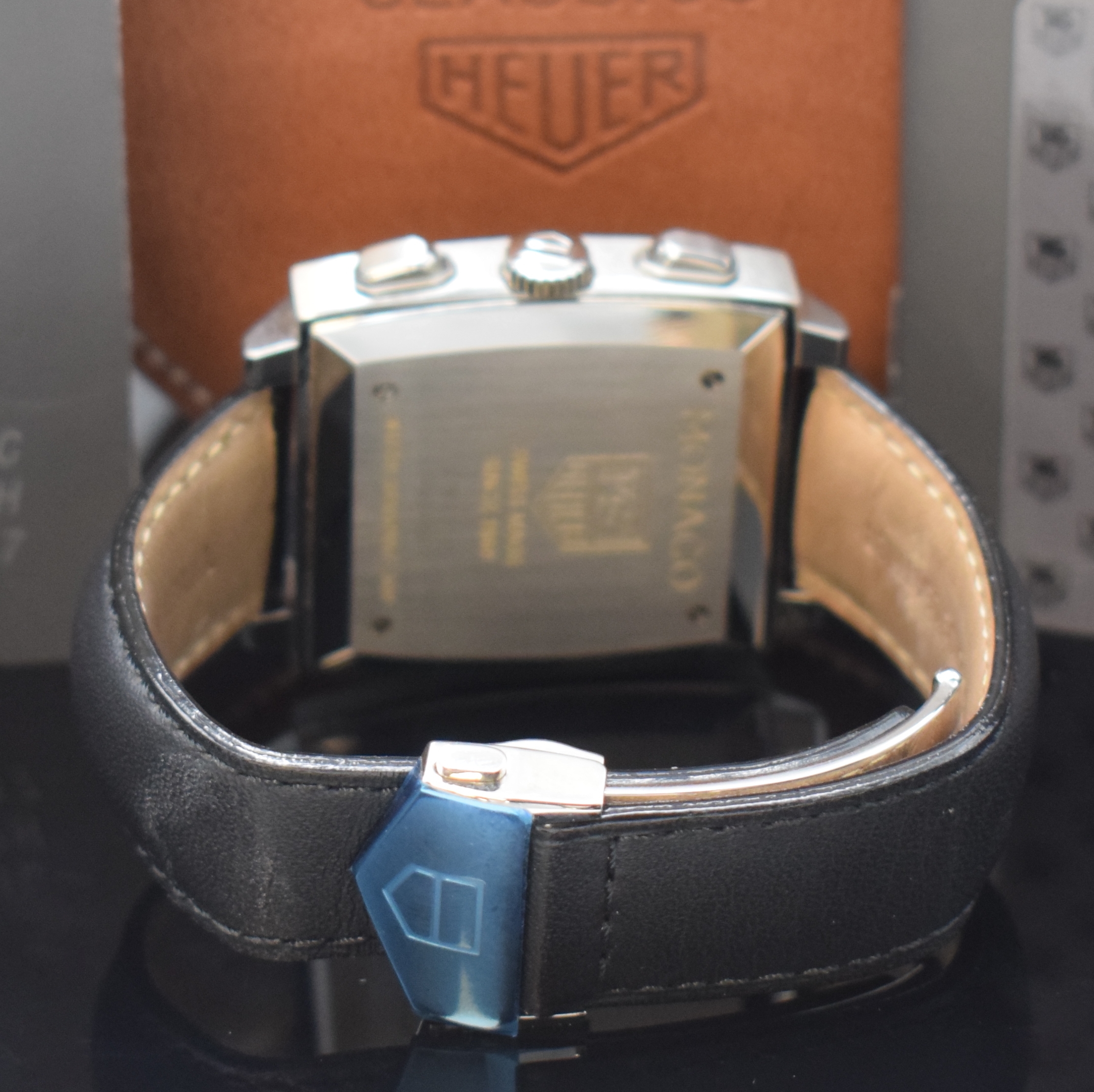 Detail b: TAG HEUER Armbandchronograph Monaco in Stahl Referenz CW2111, Automatik, Schweiz um 2005, Boden 4-fach verschr., orig. Lederband m. orig. Faltschl., ...