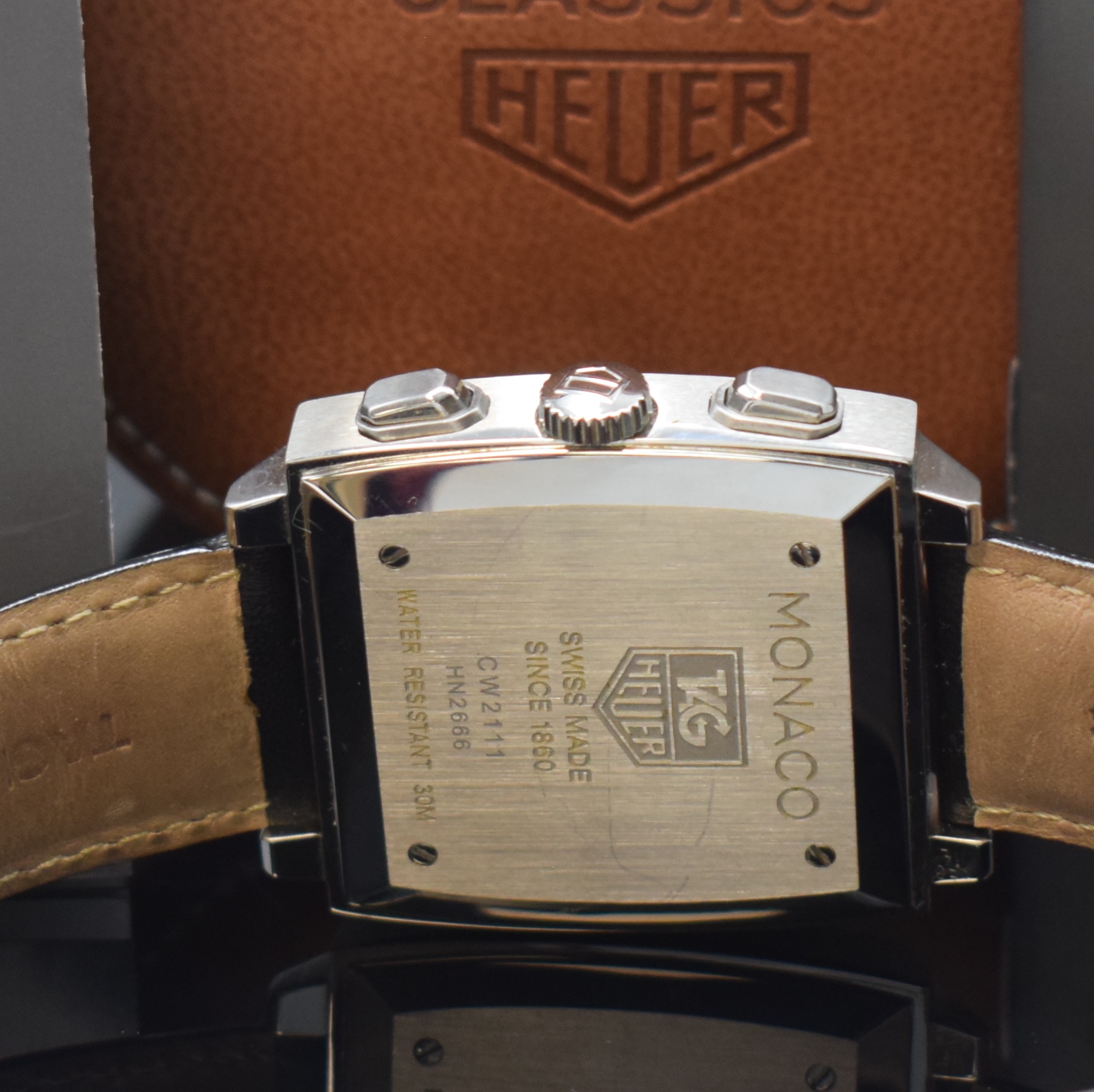 Detail d: TAG HEUER Armbandchronograph Monaco in Stahl Referenz CW2111, Automatik, Schweiz um 2005, Boden 4-fach verschr., orig. Lederband m. orig. Faltschl., ...