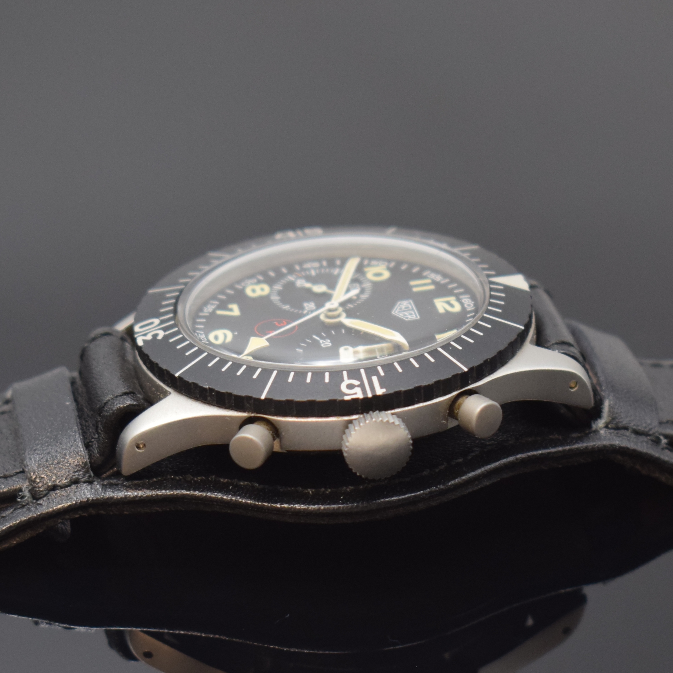 Detail b: HEUER 3H Flieger-Schaltradchronograph, Schweiz um 1970, Handaufzug, mattiertes Geh. 4-fach verschr., Boden m. Versorgungsnummer 6645-12-146-3774, ...