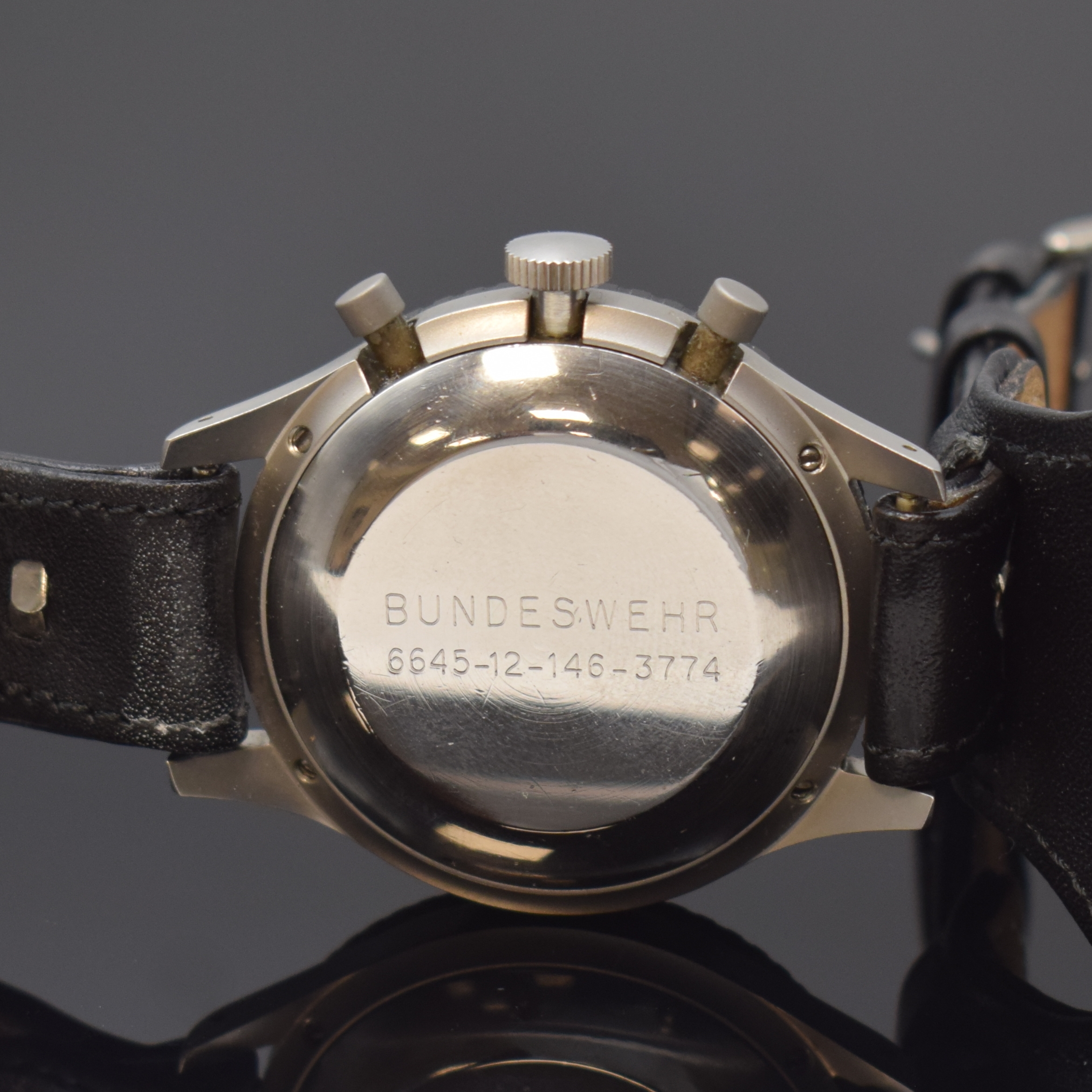 Detail d: HEUER 3H Flieger-Schaltradchronograph, Schweiz um 1970, Handaufzug, mattiertes Geh. 4-fach verschr., Boden m. Versorgungsnummer 6645-12-146-3774, ...
