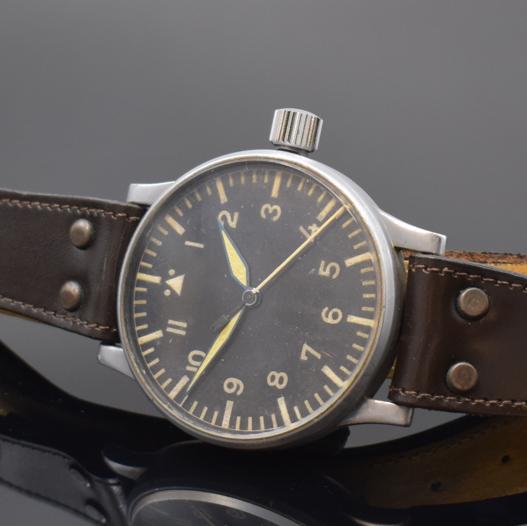 Detail a: THOMMEN / WEMPE Chronometer-Werke Hamburg Flieger B-Uhr FL 23883, Deutschland/Schweiz um 1940, grau lackiertes Metallgeh., Bauart: Thommen, ...