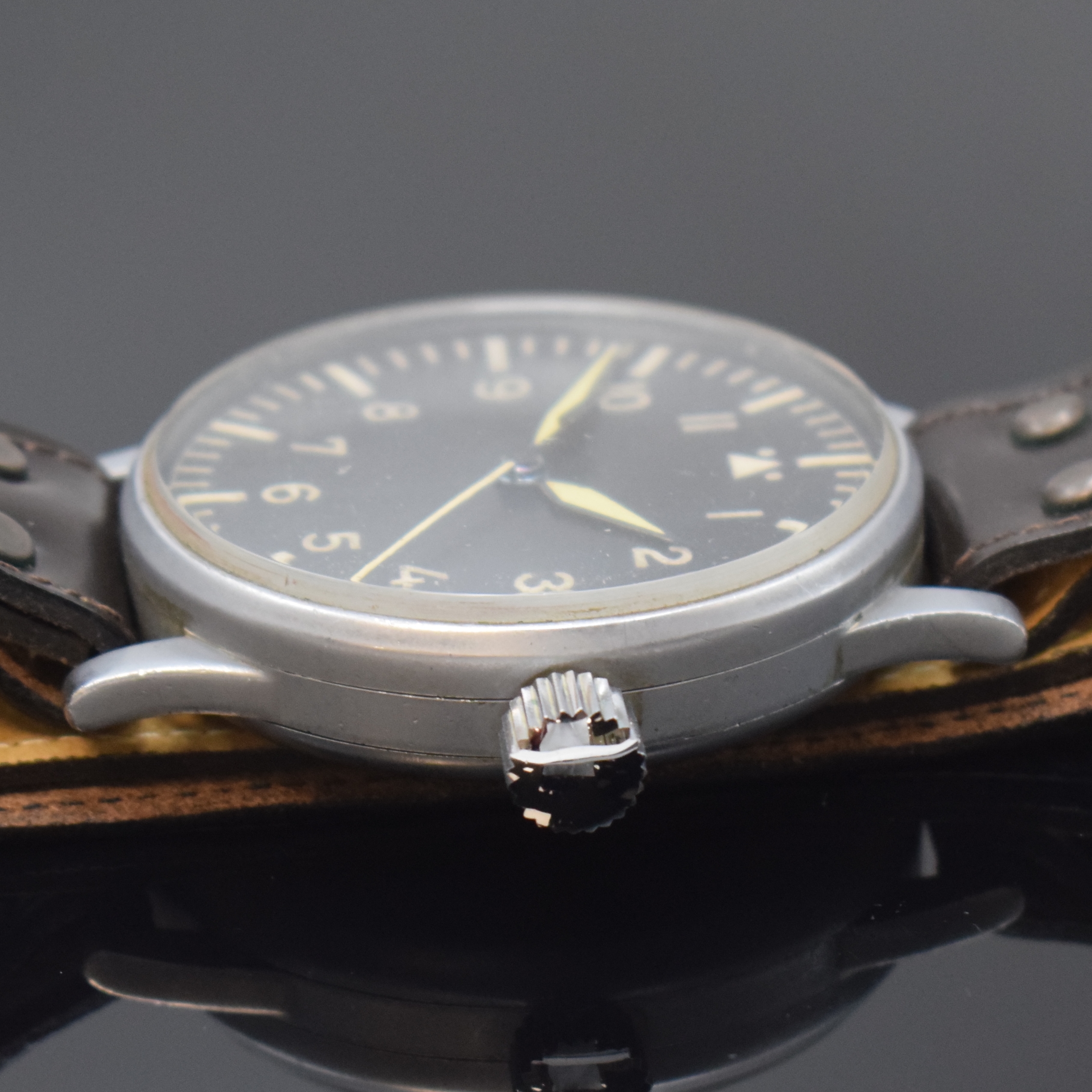 Detail b: THOMMEN / WEMPE Chronometer-Werke Hamburg Flieger B-Uhr FL 23883, Deutschland/Schweiz um 1940, grau lackiertes Metallgeh., Bauart: Thommen, ...