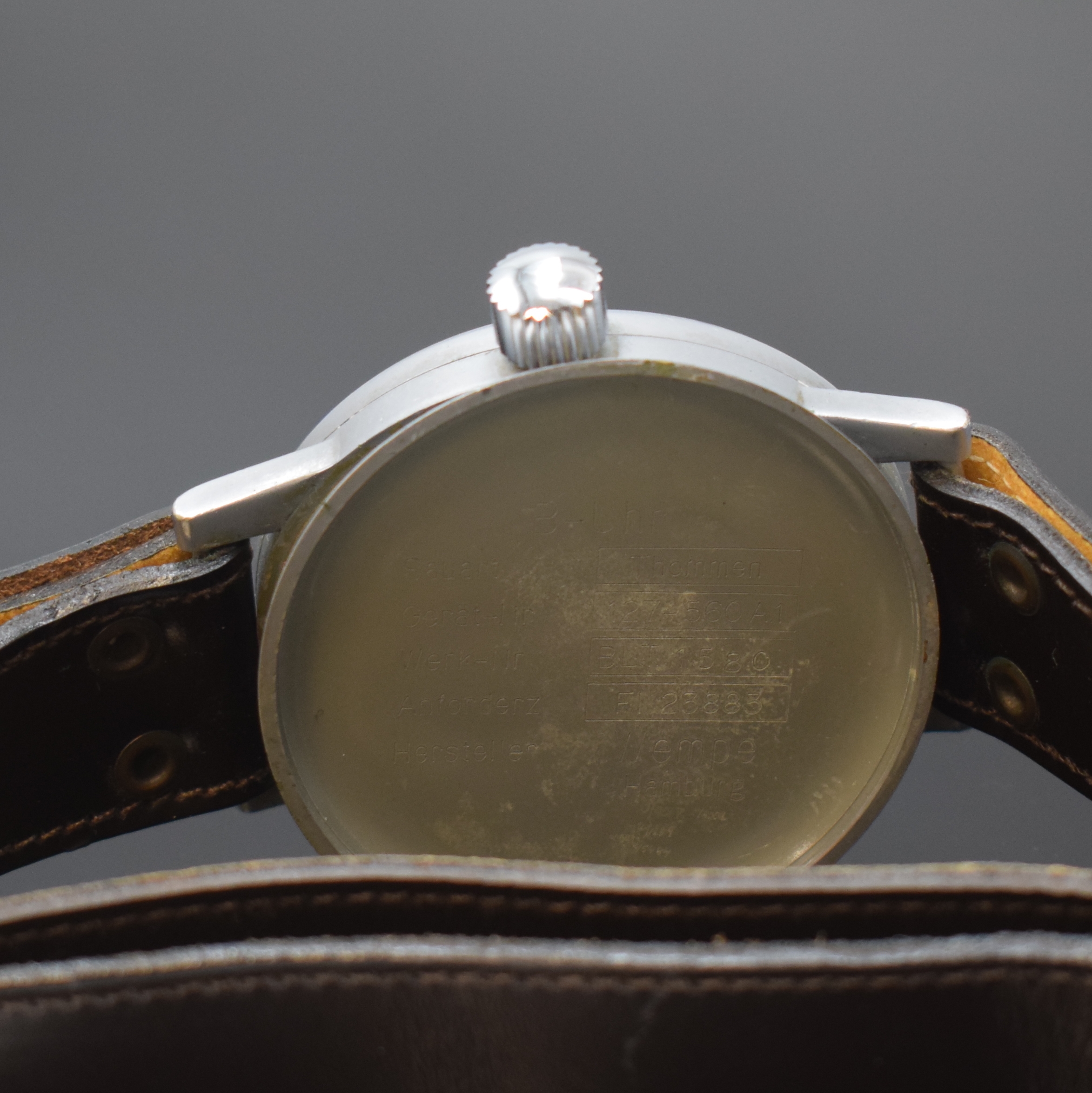 Detail f: THOMMEN / WEMPE Chronometer-Werke Hamburg Flieger B-Uhr FL 23883, Deutschland/Schweiz um 1940, grau lackiertes Metallgeh., Bauart: Thommen, ...