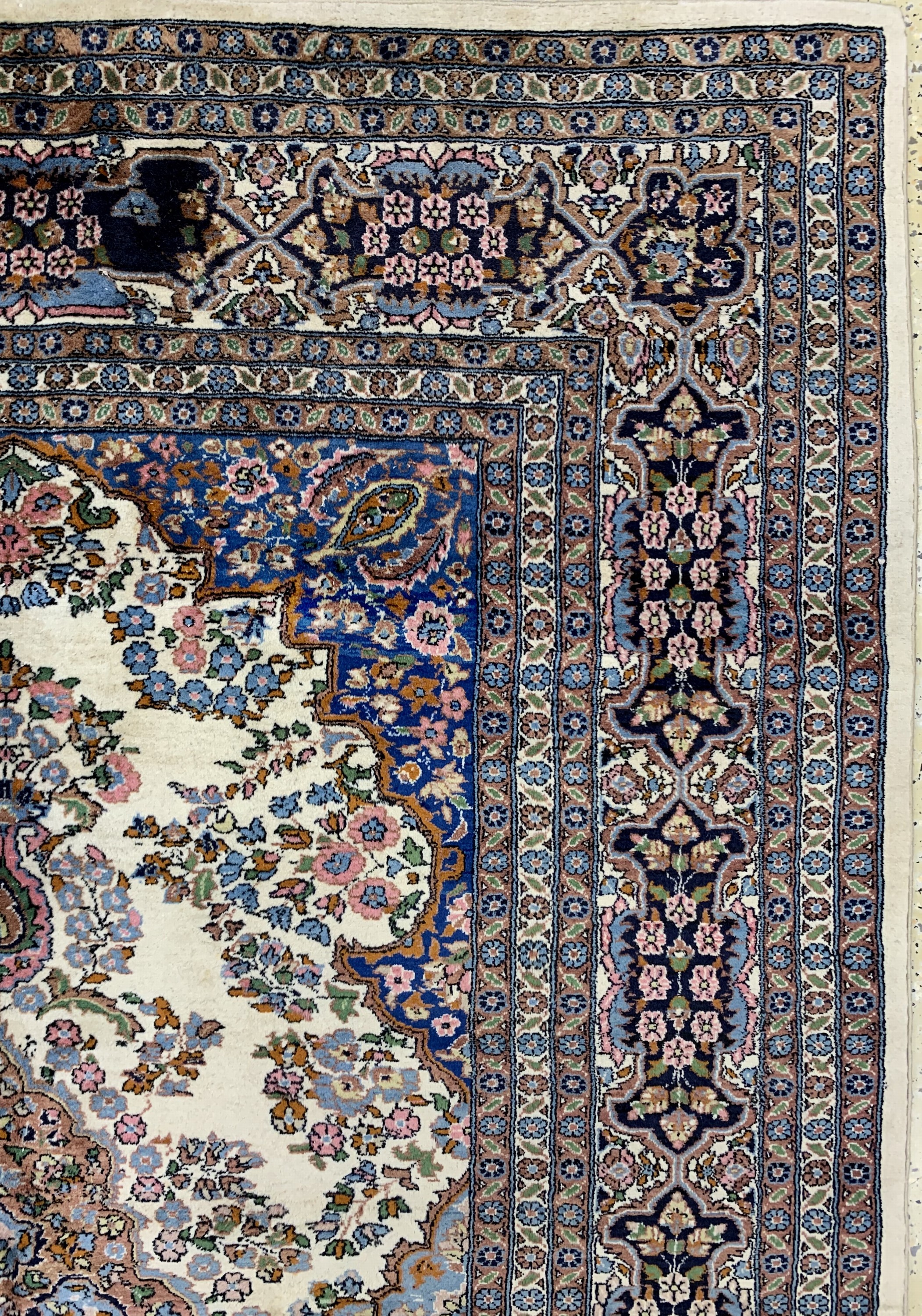 Detail d: Lahor Kork fein, Pakistan, Mitte 20.Jhd, Korkwolle, ca. 265 x 183 cm, gereinigt, EHZ: 2