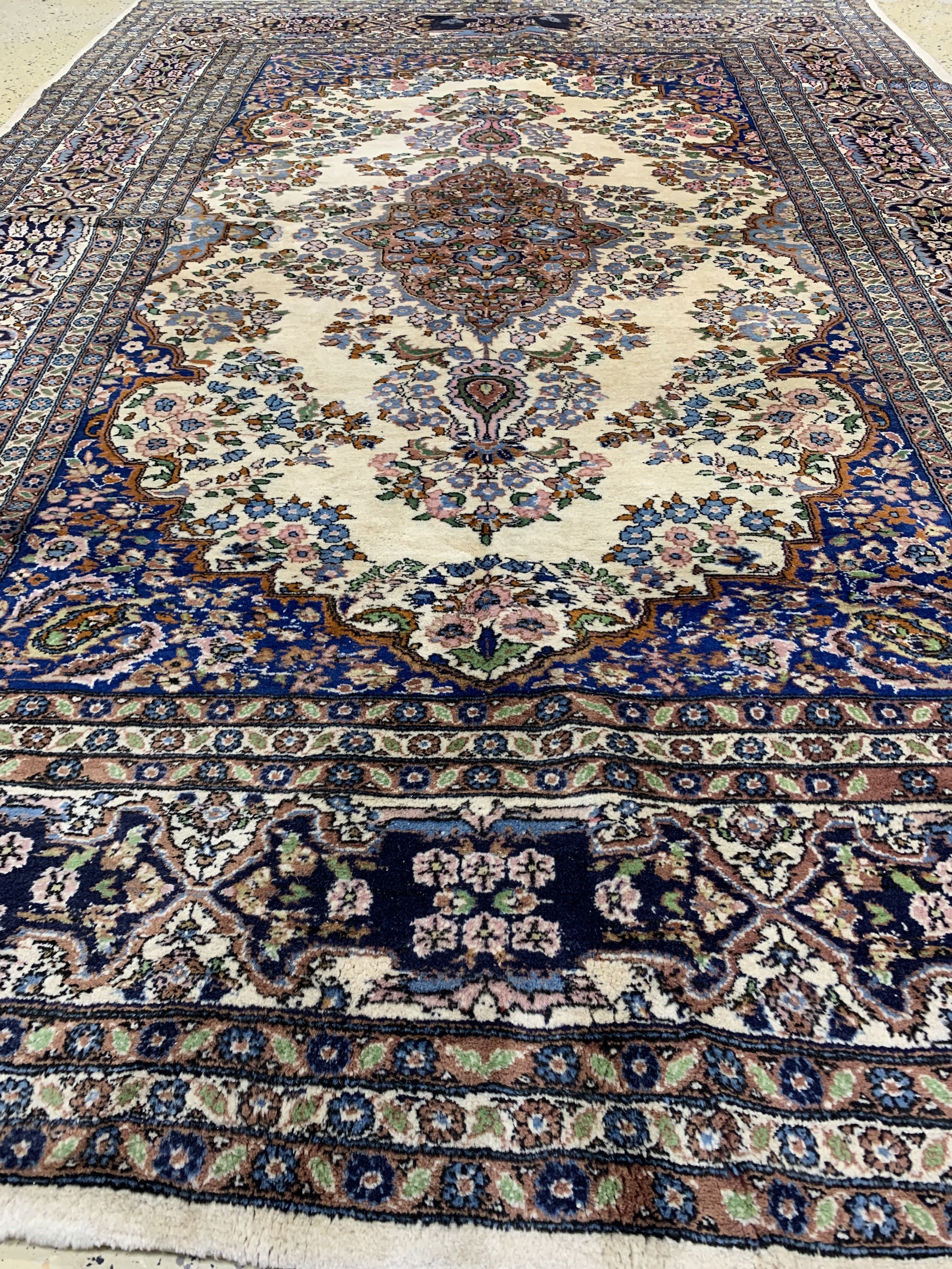 Detail e: Lahor Kork fein, Pakistan, Mitte 20.Jhd, Korkwolle, ca. 265 x 183 cm, gereinigt, EHZ: 2