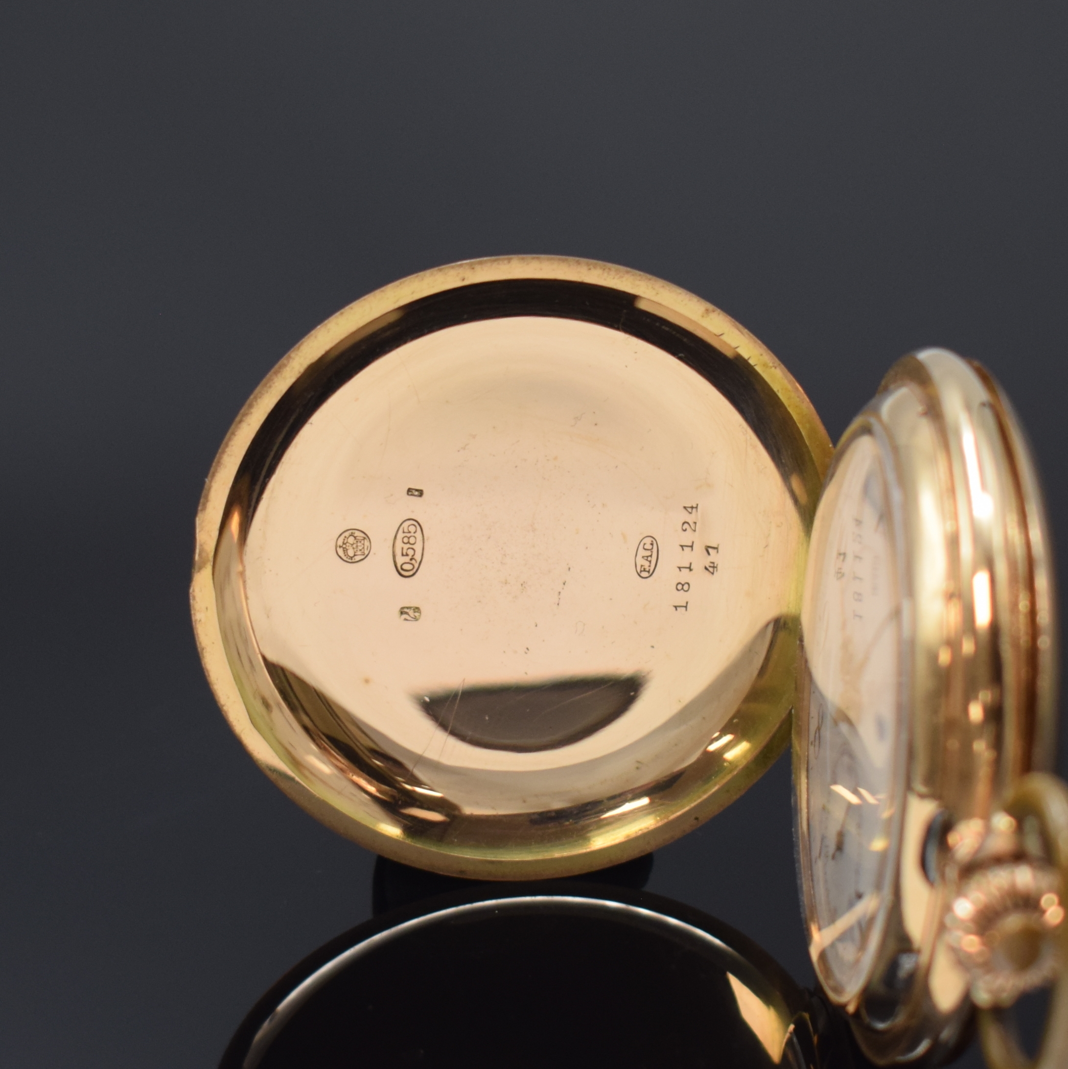 Detail a: Herrensavonette in RoseG 585/000, Schweiz um 1910, Geh. dell., guill. Sprung- (m. Monogrammspiegel) u. Rückdeckel, Metallcuvette, Emailzifferbl. m. ...