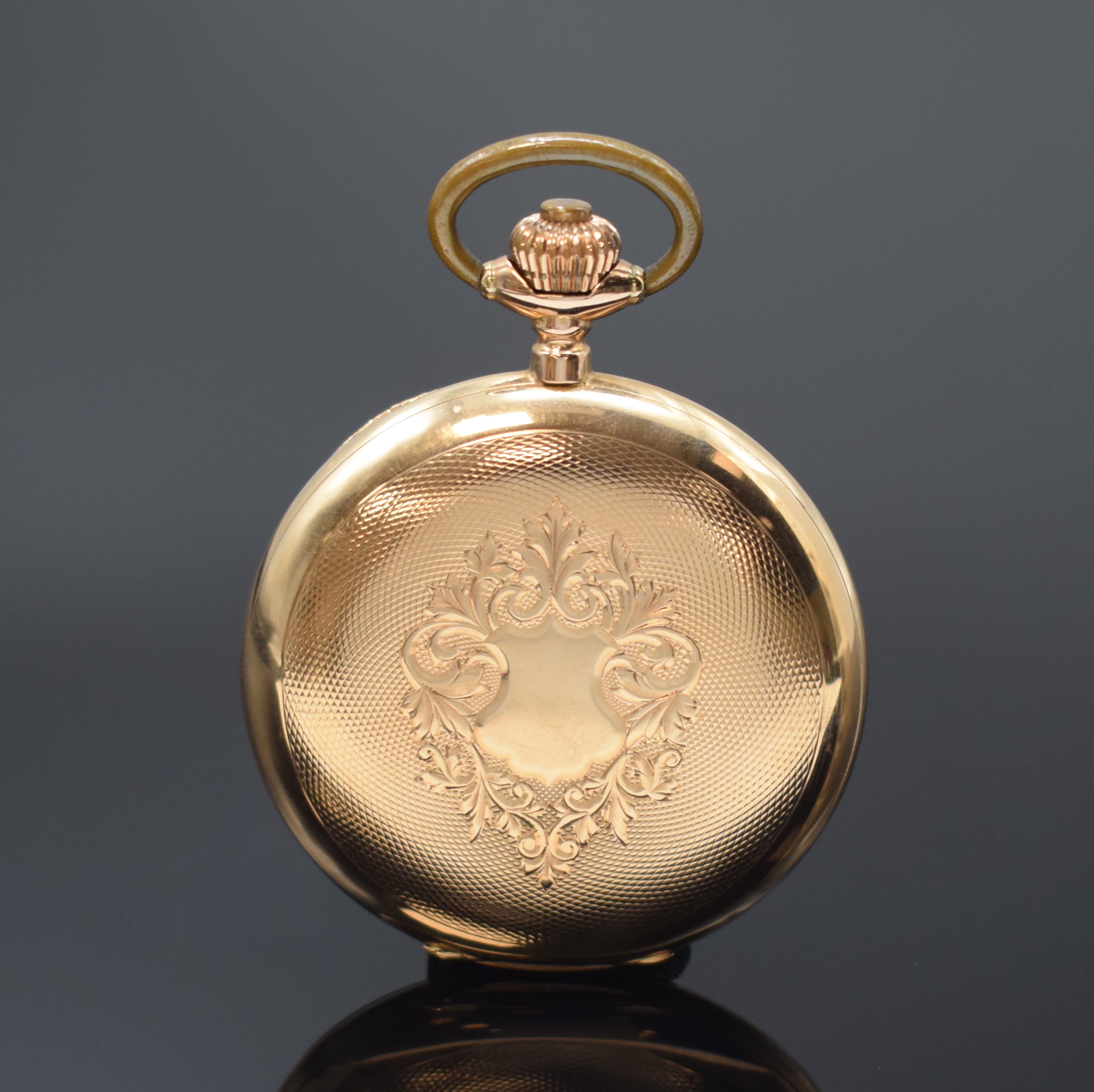 Detail b: Herrensavonette in RoseG 585/000, Schweiz um 1910, Geh. dell., guill. Sprung- (m. Monogrammspiegel) u. Rückdeckel, Metallcuvette, Emailzifferbl. m. ...
