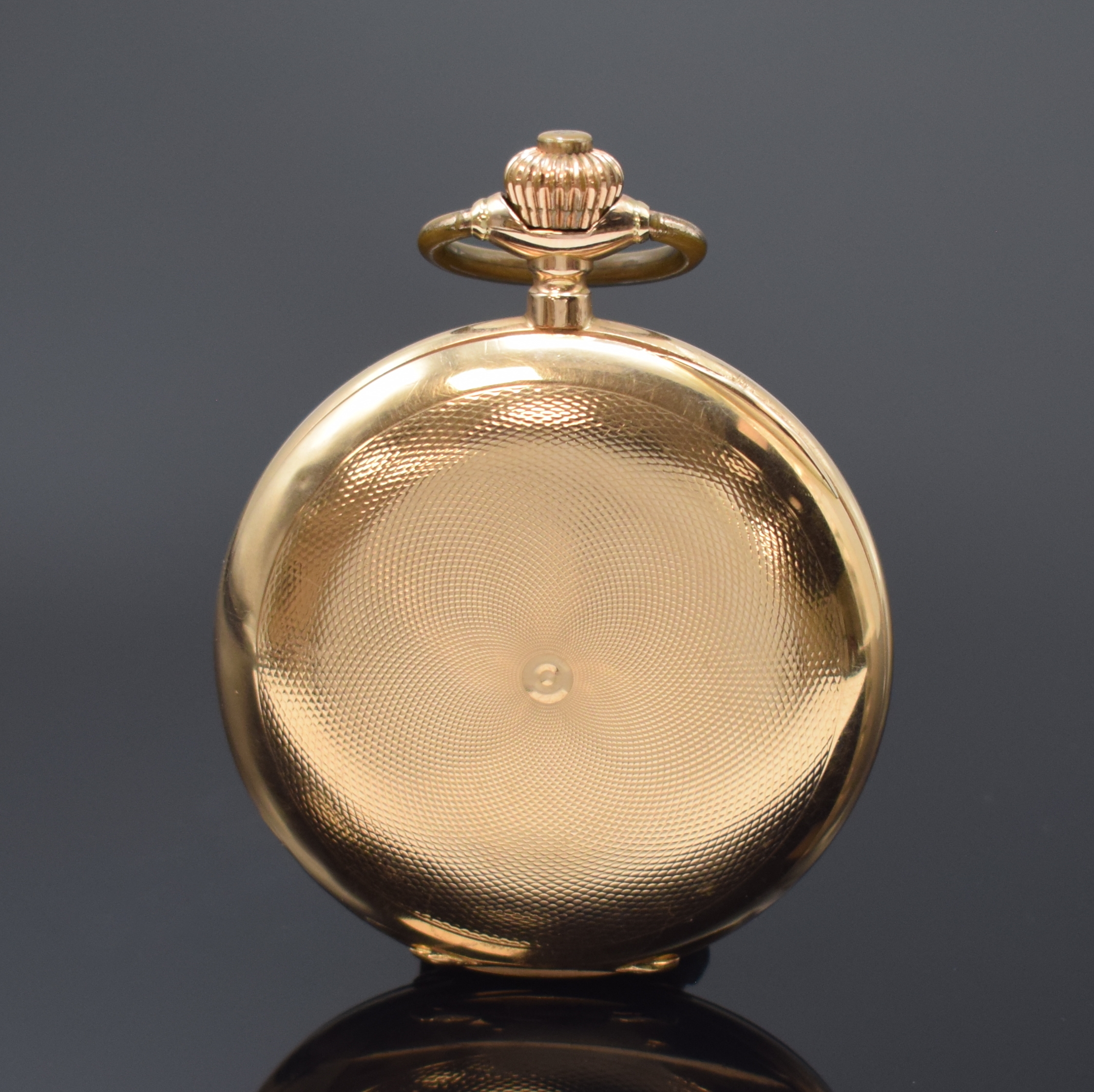 Detail c: Herrensavonette in RoseG 585/000, Schweiz um 1910, Geh. dell., guill. Sprung- (m. Monogrammspiegel) u. Rückdeckel, Metallcuvette, Emailzifferbl. m. ...