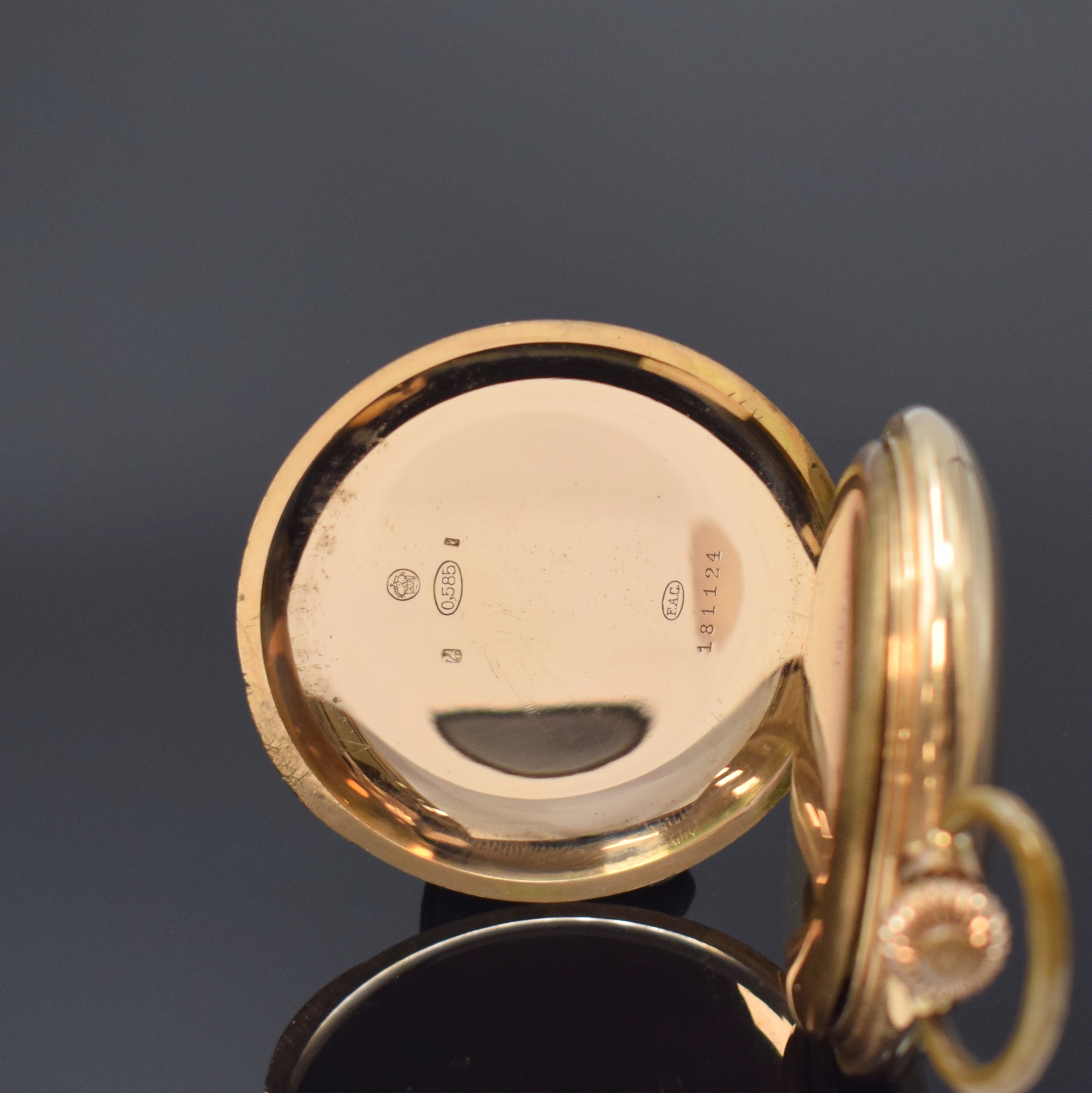Detail d: Herrensavonette in RoseG 585/000, Schweiz um 1910, Geh. dell., guill. Sprung- (m. Monogrammspiegel) u. Rückdeckel, Metallcuvette, Emailzifferbl. m. ...