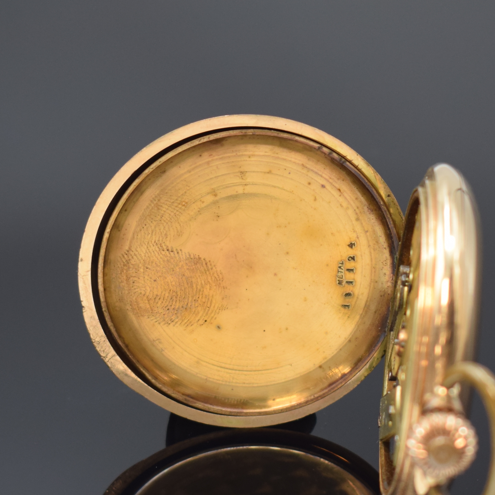 Detail f: Herrensavonette in RoseG 585/000, Schweiz um 1910, Geh. dell., guill. Sprung- (m. Monogrammspiegel) u. Rückdeckel, Metallcuvette, Emailzifferbl. m. ...