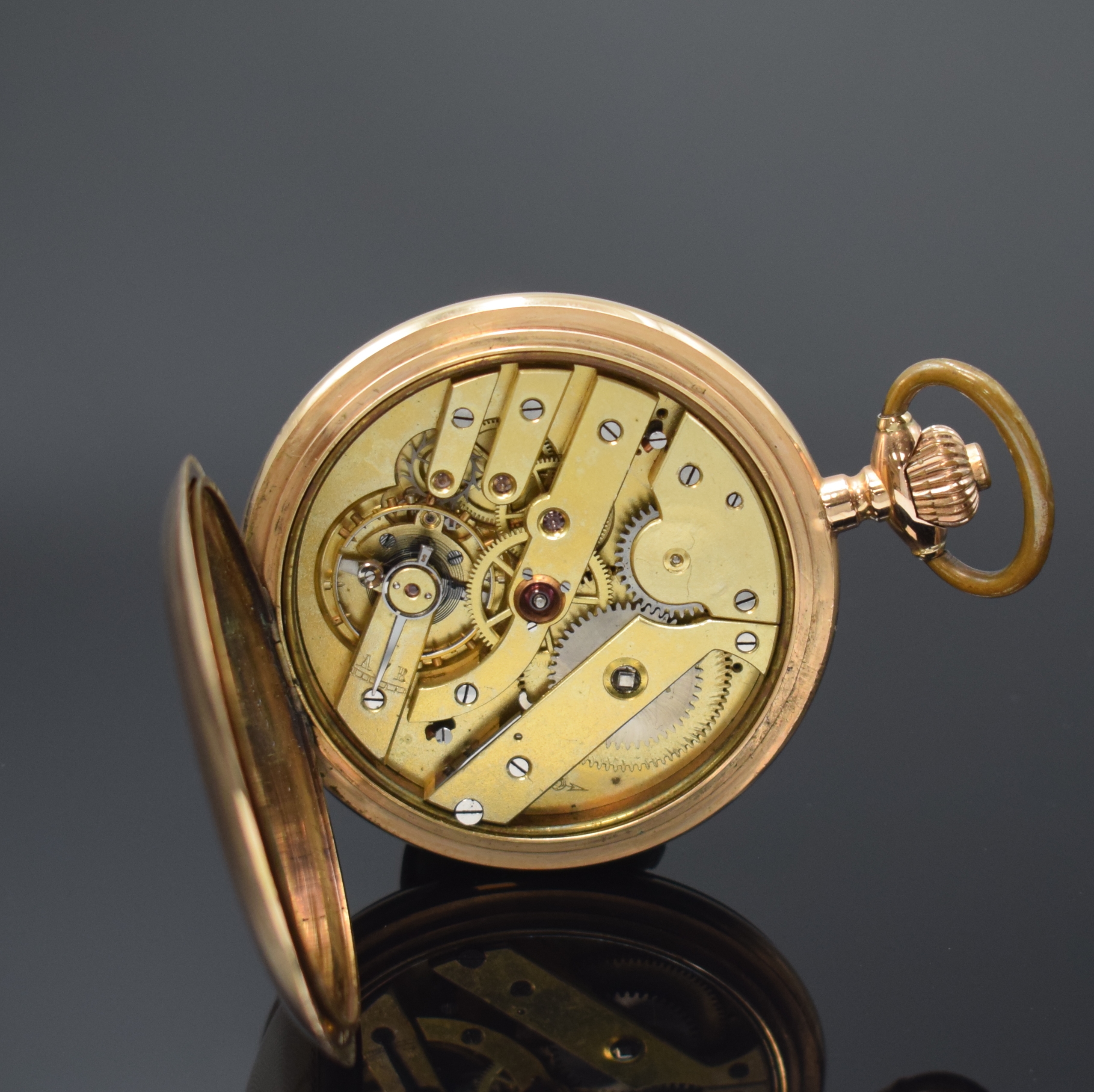 Detail g: Herrensavonette in RoseG 585/000, Schweiz um 1910, Geh. dell., guill. Sprung- (m. Monogrammspiegel) u. Rückdeckel, Metallcuvette, Emailzifferbl. m. ...