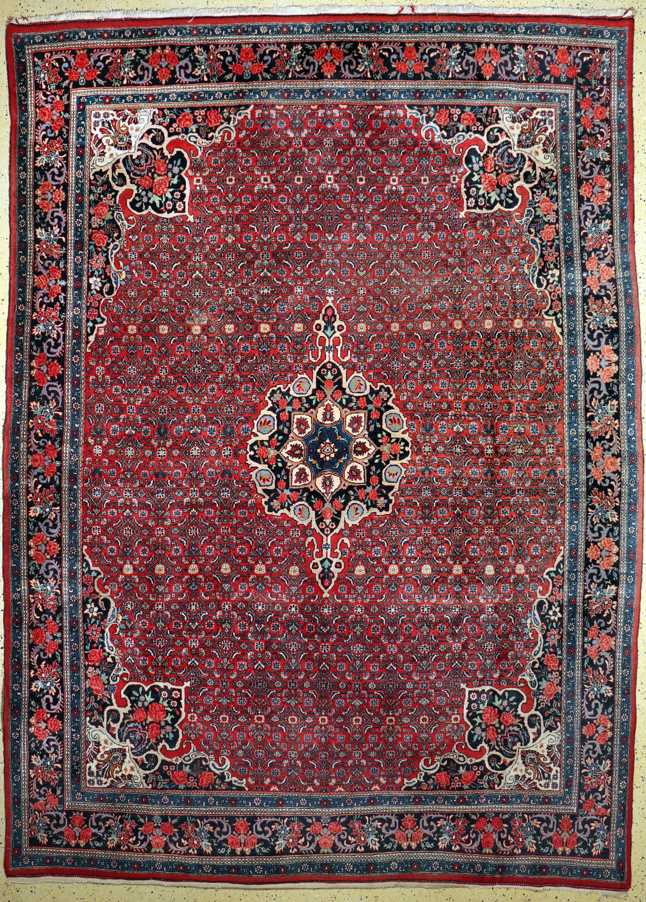 Bidjar alt, Persien, Mitte 20.Jhd, Wolle auf Baumwolle, ca. 370 x 270 cm, verblasst, EHZ: 2