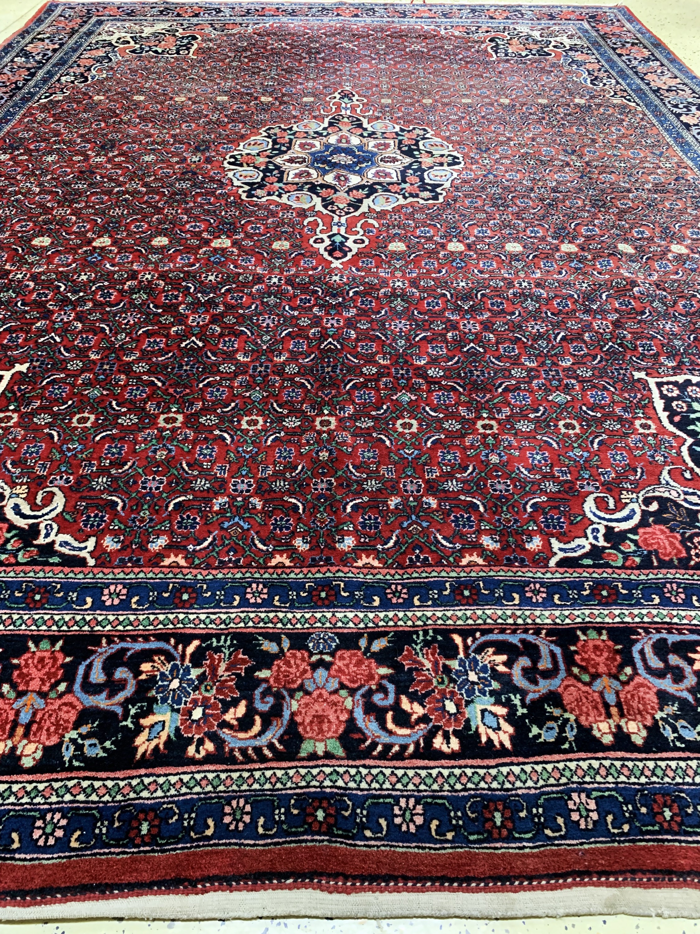 Detail f: Bidjar alt, Persien, Mitte 20.Jhd, Wolle auf Baumwolle, ca. 370 x 270 cm, verblasst, EHZ: 2