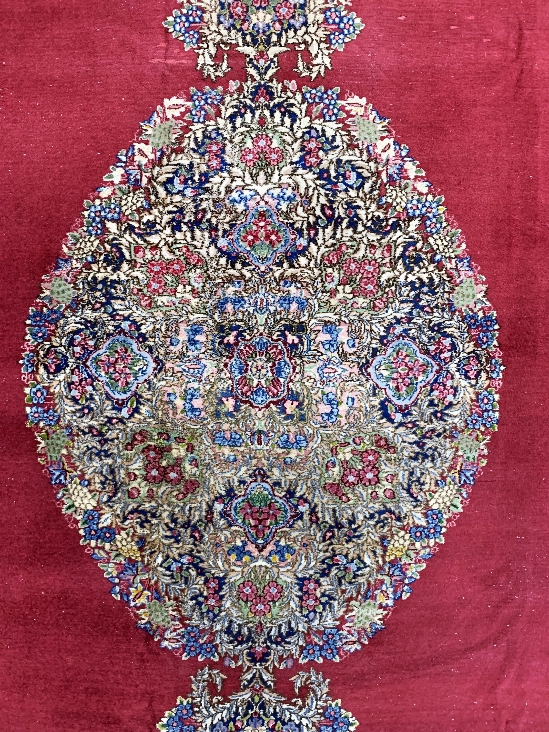 Detail c: Kerman Lawar alt, Persien, Anfang 20.Jhd, Wolle auf Baumwolle, ca. 355 x 265 cm, EHZ: 3,(kleine Restaurierungen)