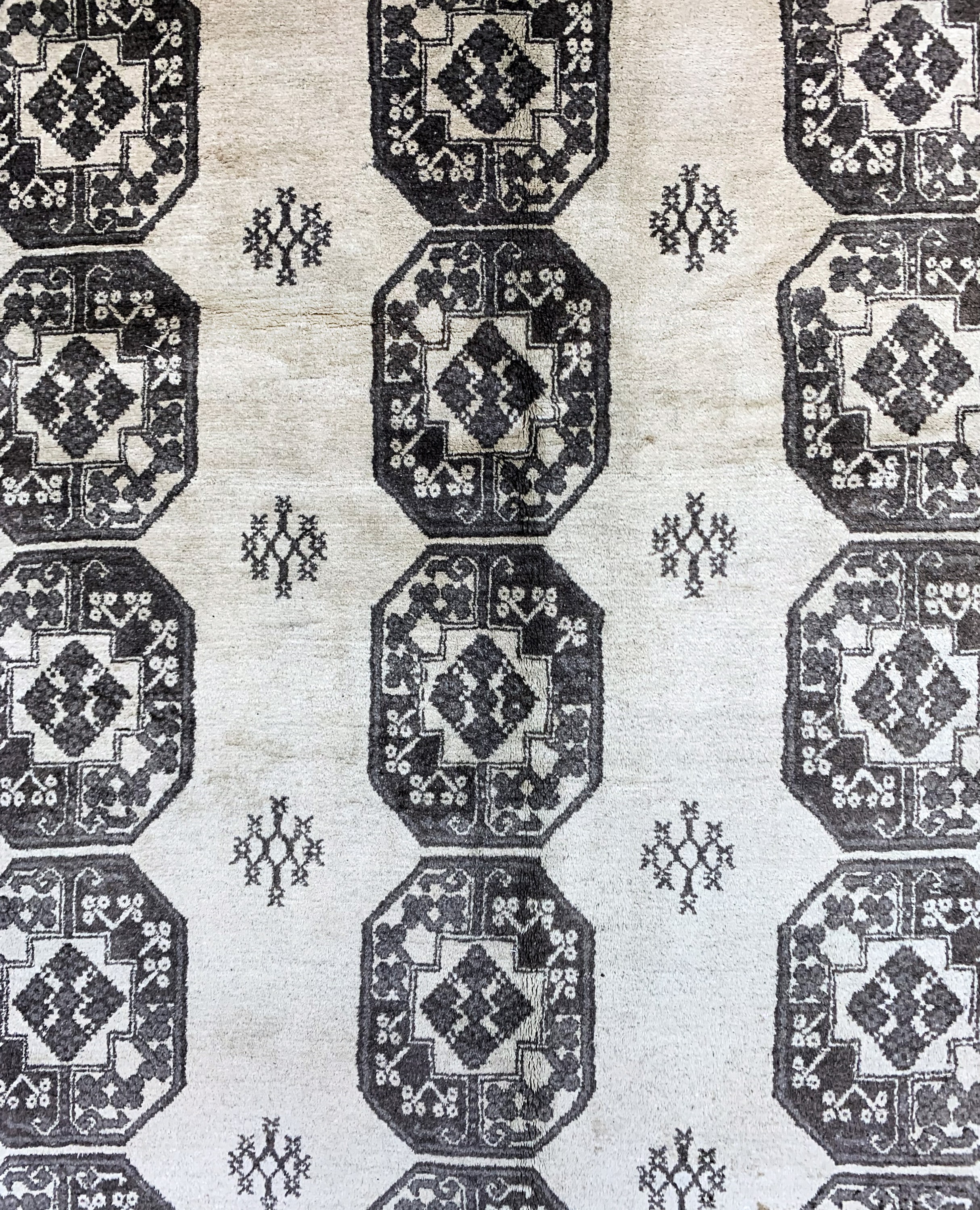Detail c: Ersari alt, Afghanistan, Mitte 20.Jhd, Wolle auf Wolle, ca. 408 x 308 cm, gereinigt, EHZ: 1-2, (kleiner restaurierung)
