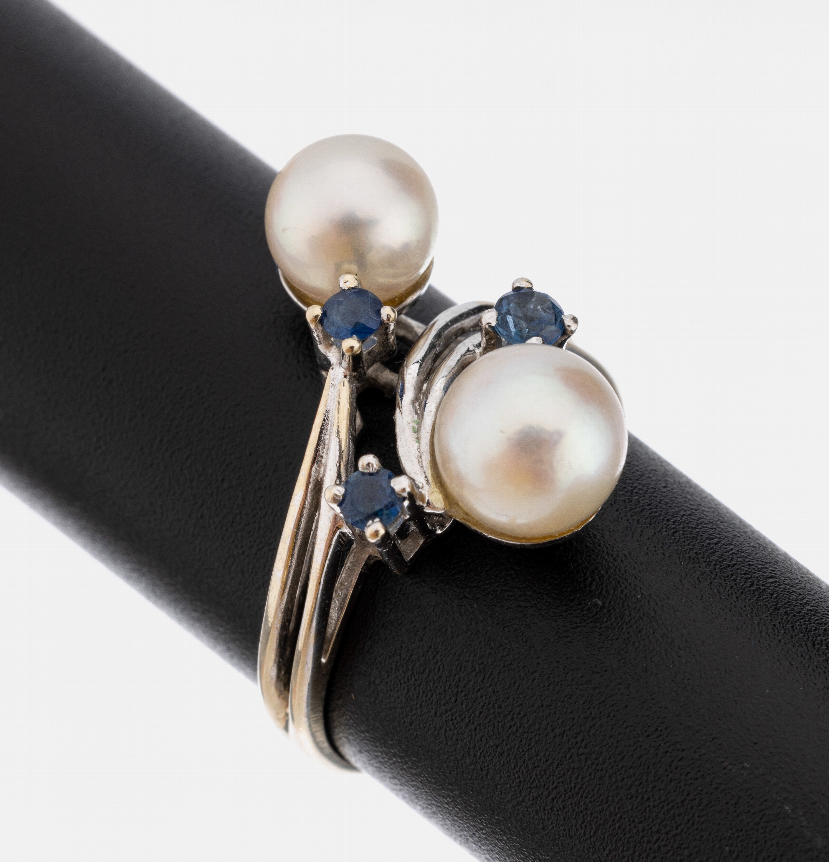 14 kt Gold Perl-Saphir-Ring, WG 585/000, 2 Akoyazuchtperlen, D. ca. 7.4 mm, 3 rundfacett.Saphire zus. ca. 0.15 ct, RW 56, ca. 4.6 g, neue Rhod. ...