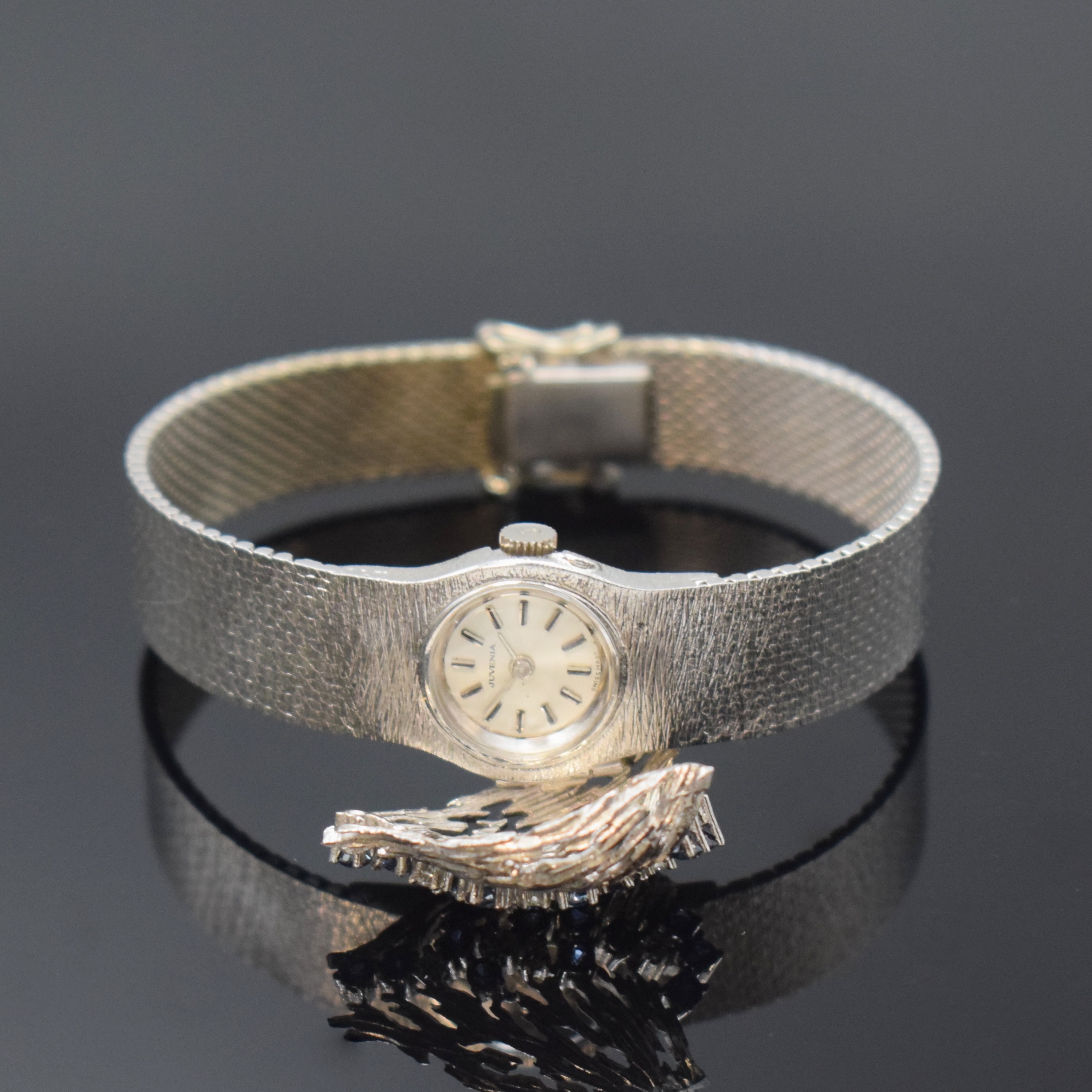 JUVENIA ausgefallene Damenarmbanduhr in WG 750/000 mit Milanaiseband, Handaufzug, Schweiz um 1970, Boden aufgedr., aufw. Scharnierdeckel mit Saphiren ...