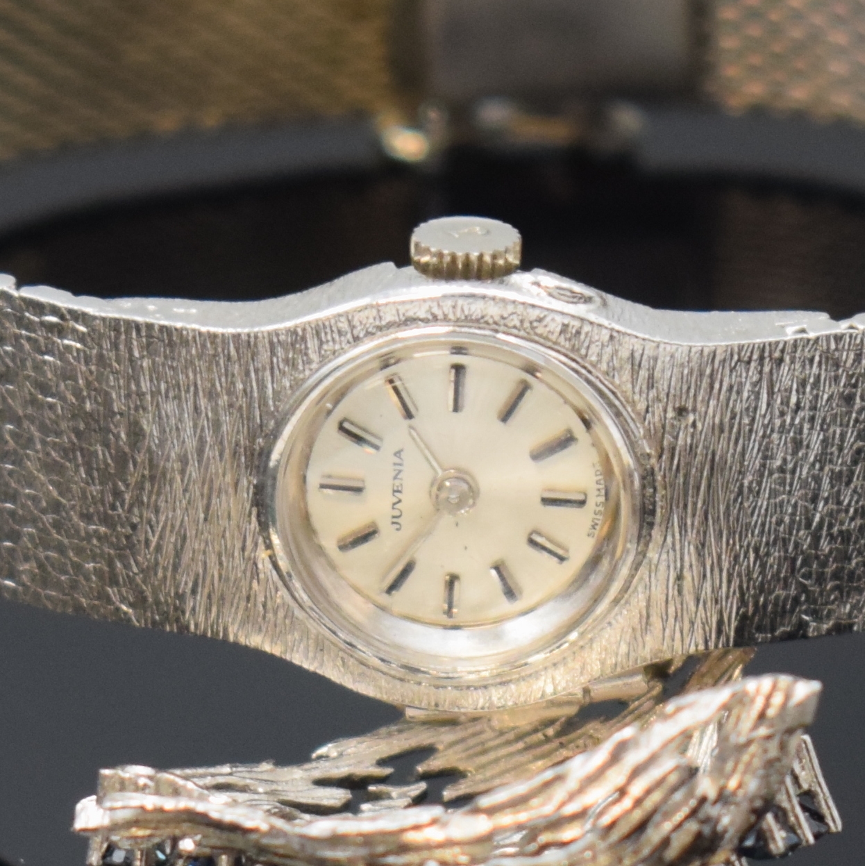 Detail a: JUVENIA ausgefallene Damenarmbanduhr in WG 750/000 mit Milanaiseband, Handaufzug, Schweiz um 1970, Boden aufgedr., aufw. Scharnierdeckel mit Saphiren ...