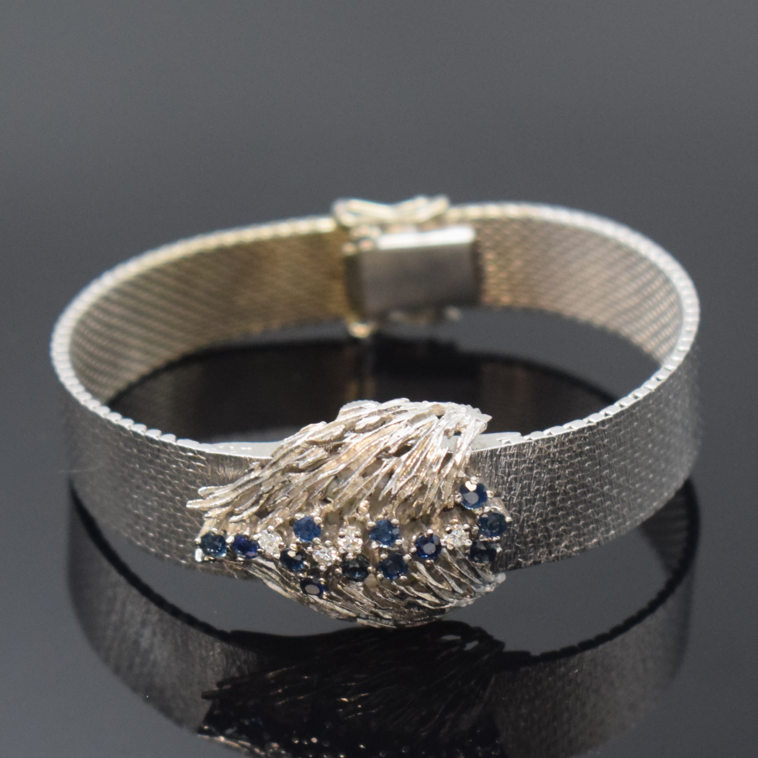Detail b: JUVENIA ausgefallene Damenarmbanduhr in WG 750/000 mit Milanaiseband, Handaufzug, Schweiz um 1970, Boden aufgedr., aufw. Scharnierdeckel mit Saphiren ...