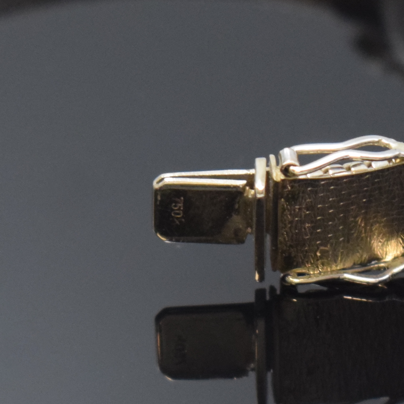 Detail c: JUVENIA ausgefallene Damenarmbanduhr in WG 750/000 mit Milanaiseband, Handaufzug, Schweiz um 1970, Boden aufgedr., aufw. Scharnierdeckel mit Saphiren ...