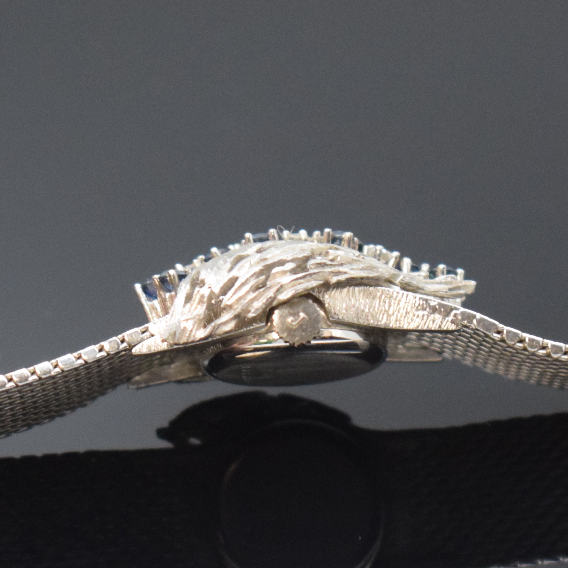 Detail d: JUVENIA ausgefallene Damenarmbanduhr in WG 750/000 mit Milanaiseband, Handaufzug, Schweiz um 1970, Boden aufgedr., aufw. Scharnierdeckel mit Saphiren ...