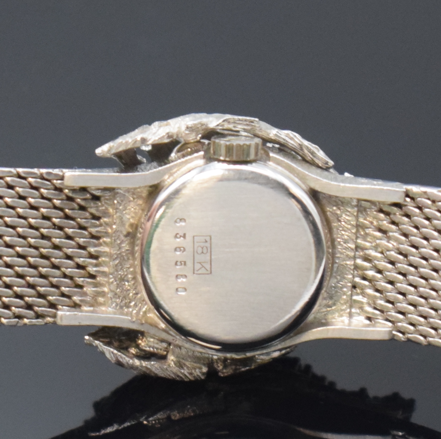 Detail e: JUVENIA ausgefallene Damenarmbanduhr in WG 750/000 mit Milanaiseband, Handaufzug, Schweiz um 1970, Boden aufgedr., aufw. Scharnierdeckel mit Saphiren ...