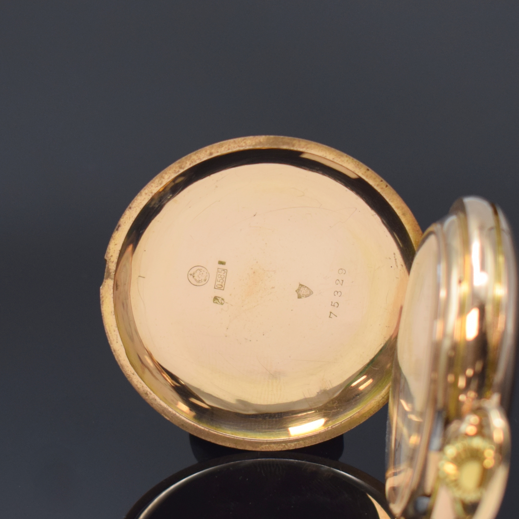 Detail a: ALPINA Herrensavonette in RoseG 585/000, Schweiz um 1904, glattes 3-Deckel Goldgeh. dell., Sprungdeckel m. Monogramm, Cuvette m. Widmung, ...