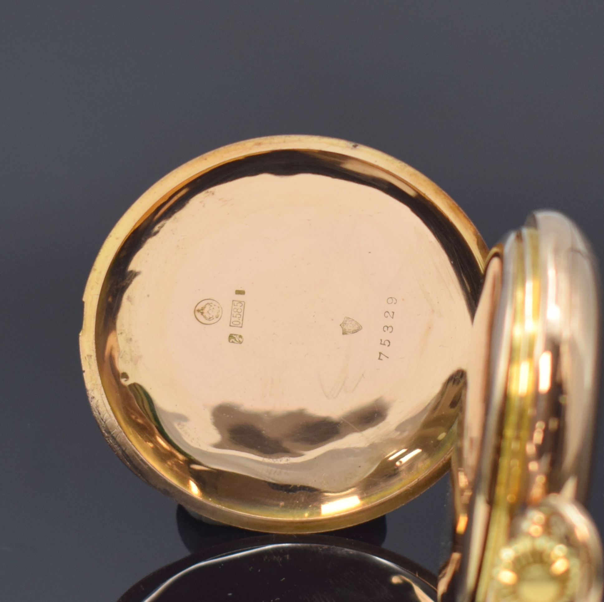 Detail d: ALPINA Herrensavonette in RoseG 585/000, Schweiz um 1904, glattes 3-Deckel Goldgeh. dell., Sprungdeckel m. Monogramm, Cuvette m. Widmung, ...
