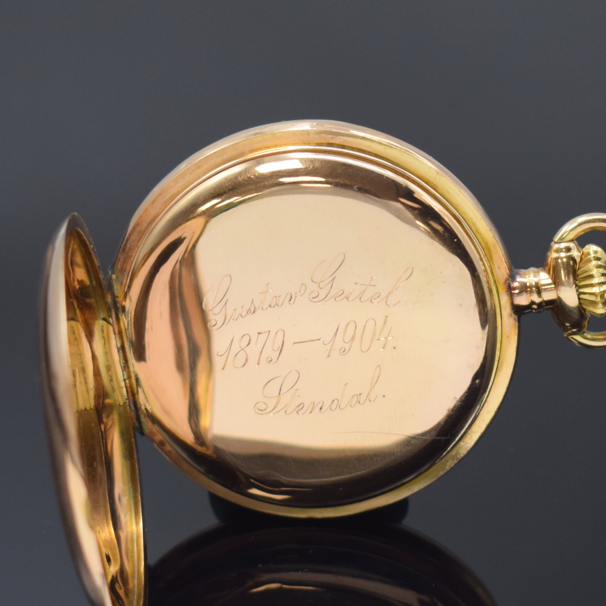 Detail e: ALPINA Herrensavonette in RoseG 585/000, Schweiz um 1904, glattes 3-Deckel Goldgeh. dell., Sprungdeckel m. Monogramm, Cuvette m. Widmung, ...