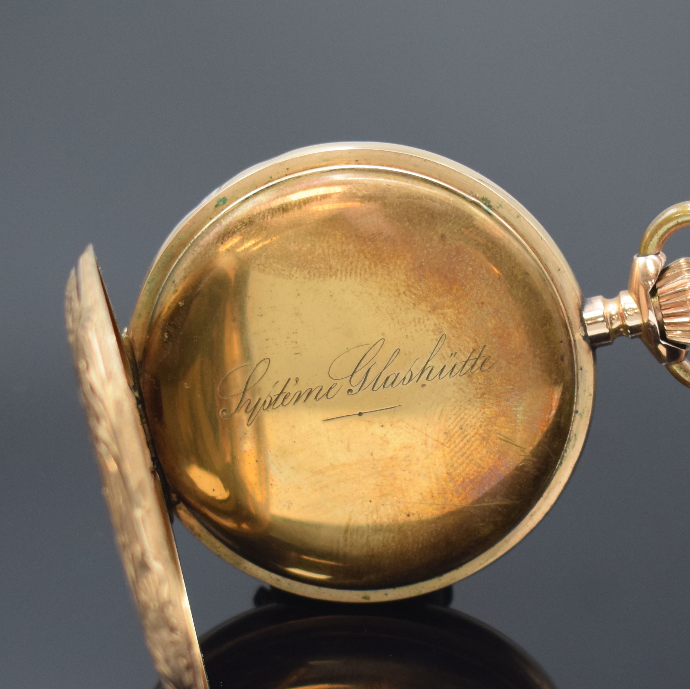 Detail e: SYSTEME GLASHÜTTE Herrensavonette in GG 585/000, floral grav. Geh. dell., Metallcuvette, grav. Sprung- u. Rückdeckel, Emailzifferbl. m. röm. ...