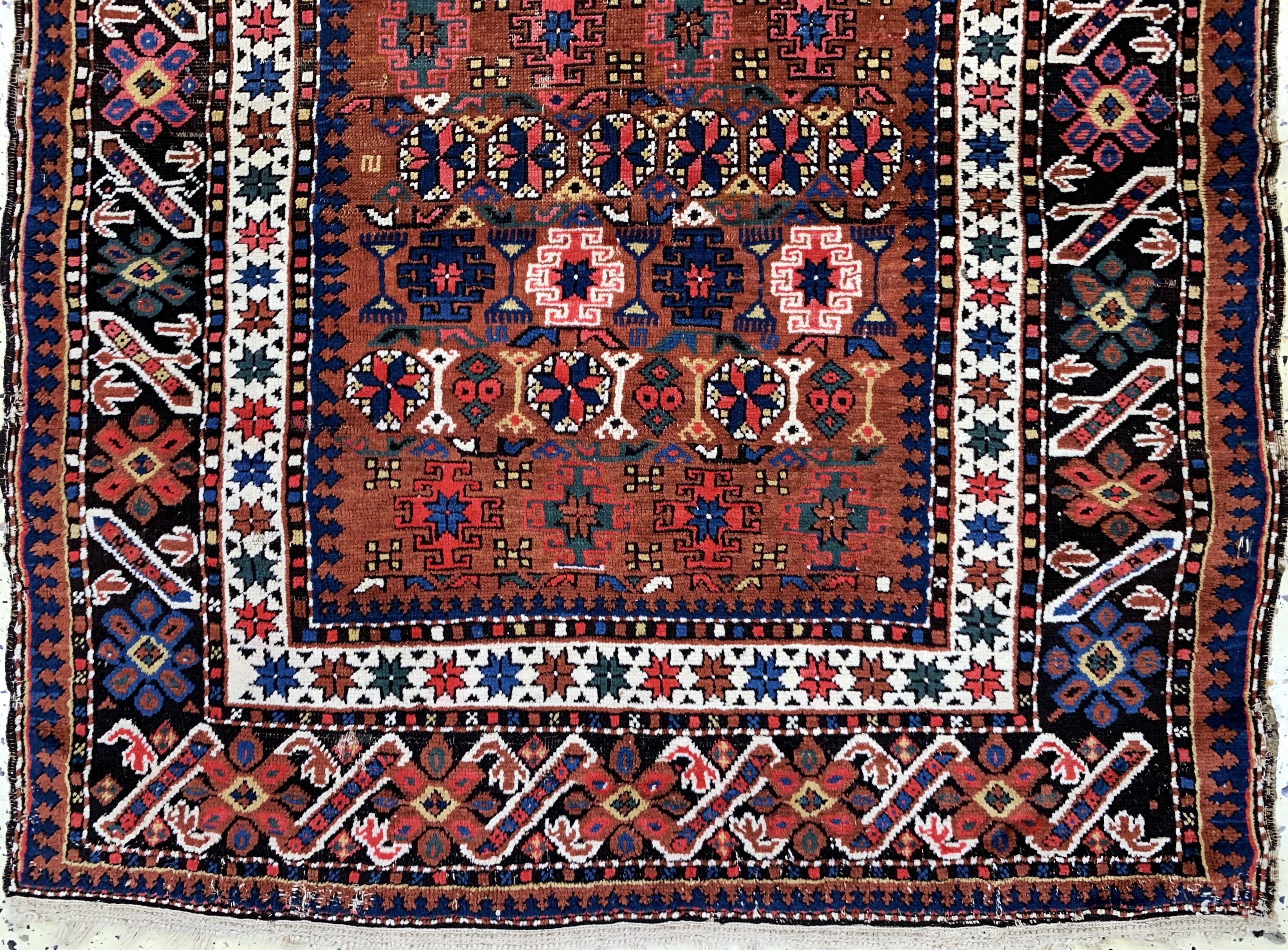 Detail b: Kazak antik, Kaukasus, um 1900, Wolle auf Wolle, ca. 150 x 117 cm, EHZ: 3, (restauriert)