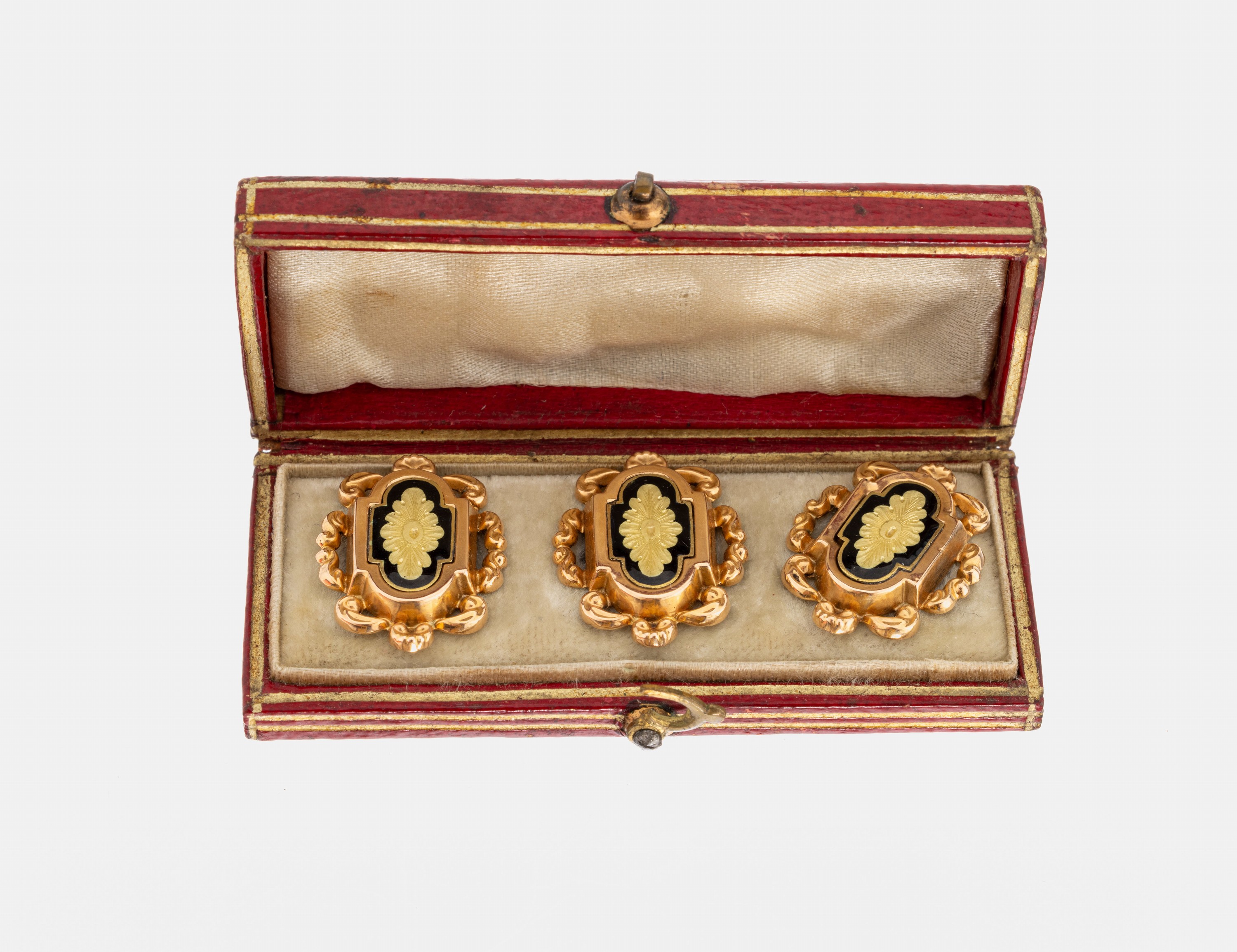 Set 3 14 kt Gold Frackknöpfe, um 1840, GG 585/000 gepr., hohl gearbeitet, geschwungene Ornamentik mit Voluten, mittig Zierelement mitEmail in ...