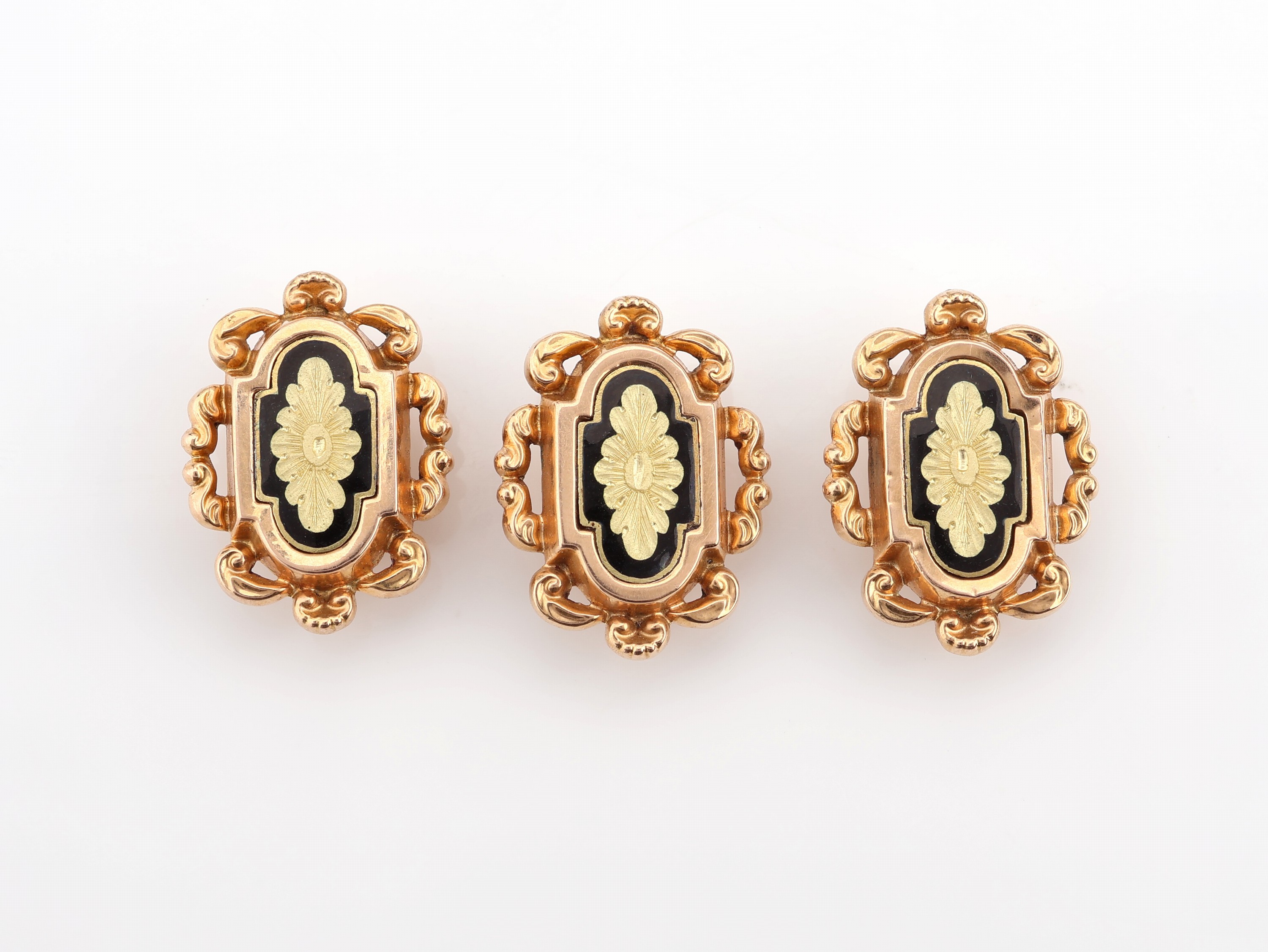 Detail a: Set 3 14 kt Gold Frackknöpfe, um 1840, GG 585/000 gepr., hohl gearbeitet, geschwungene Ornamentik mit Voluten, mittig Zierelement mitEmail in ...