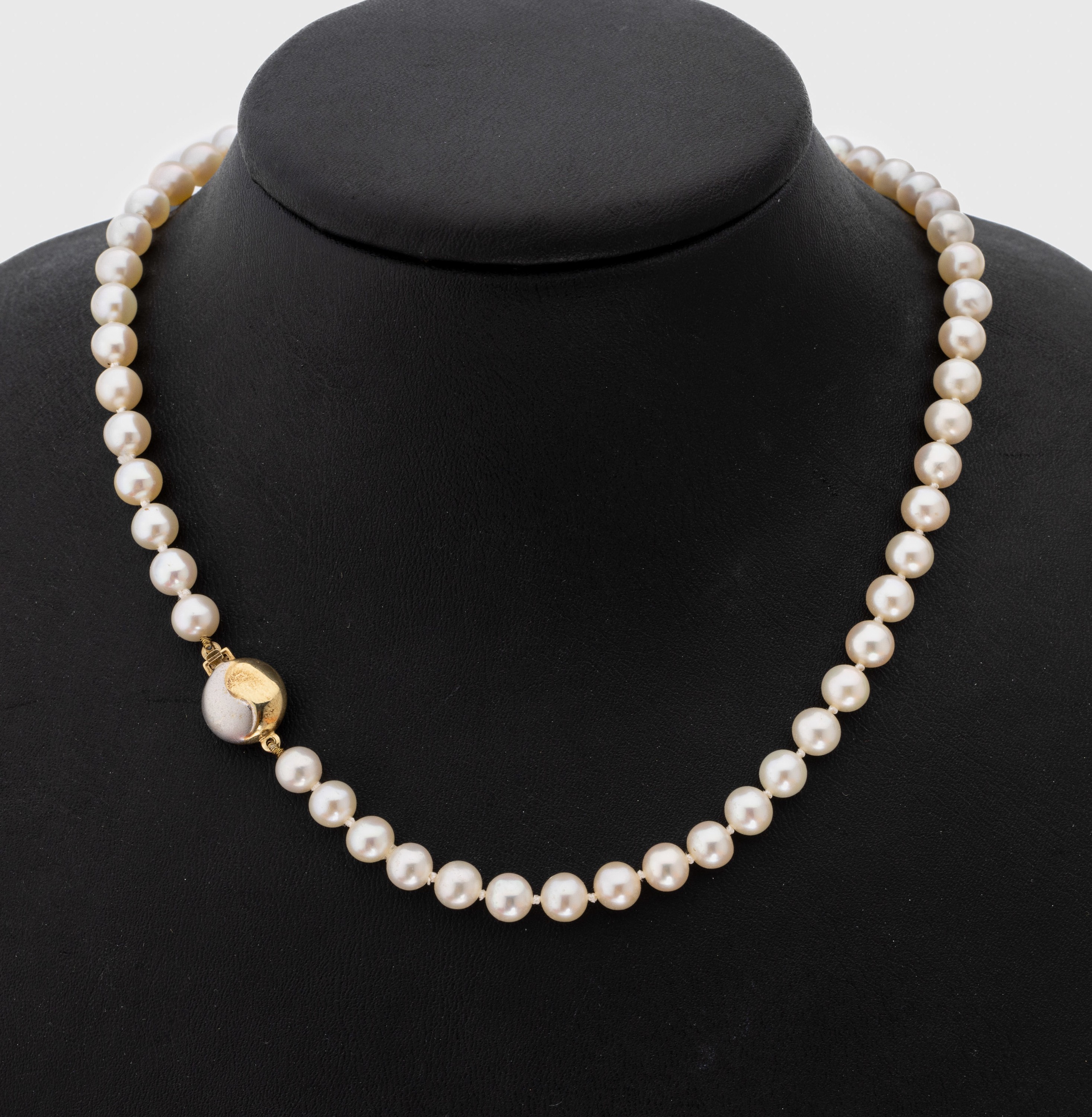 Zuchtperl-Collier mit 14 kt Gold Schließe, GG/WG 585/000, Akoyazuchtperlen, l. unrund, D.ca. 6 mm, L. ca. 51 cm, Steckschließe