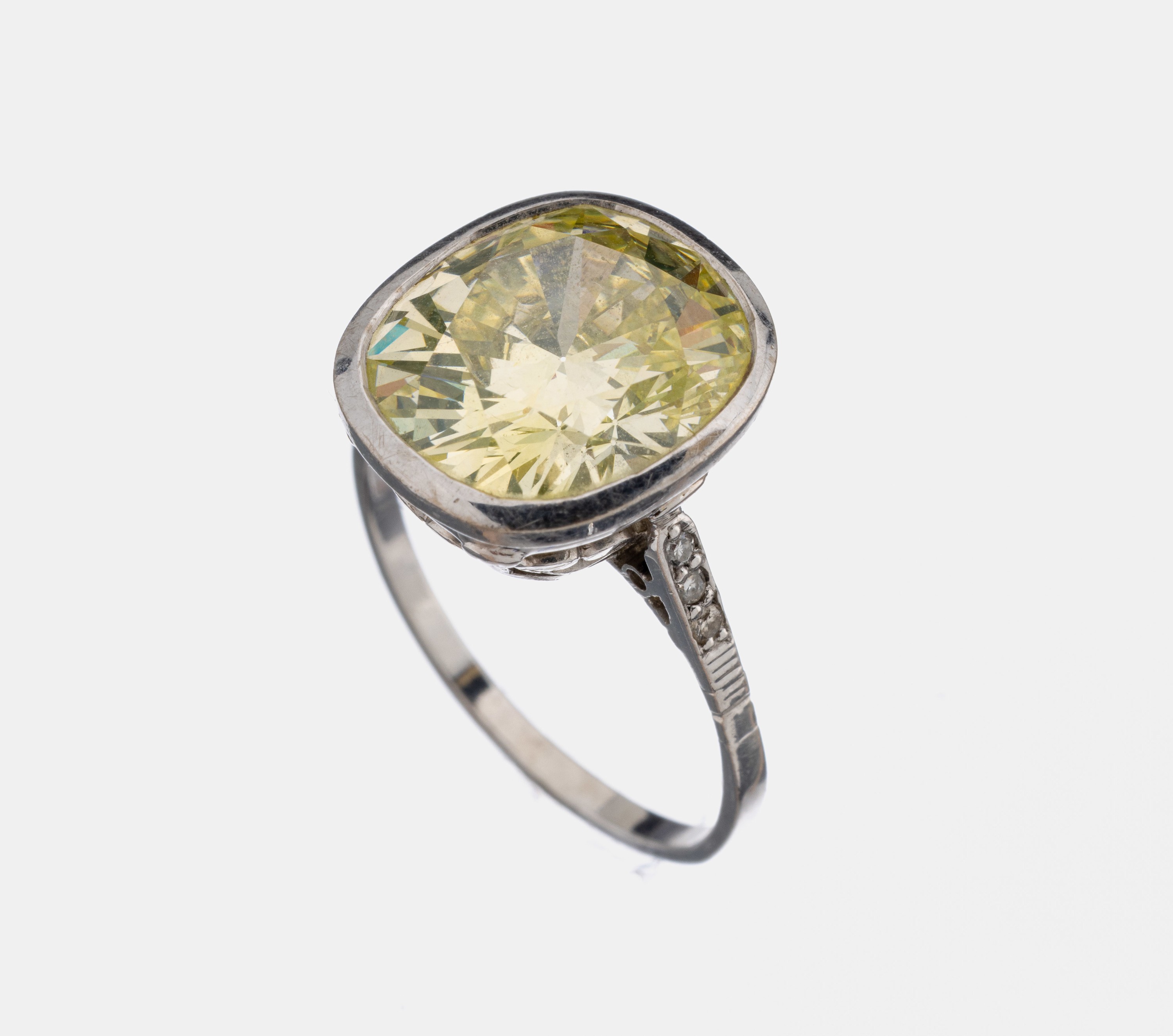 Platin Diamant-Ring, um 1920, Pt gepr., mittig Altschliffdiamant ca. 5.50 ct fancy Yellow-Green/si, ca. 12.55 x 11.1 x 6.45mm, herzf. Unterkaderung, ...