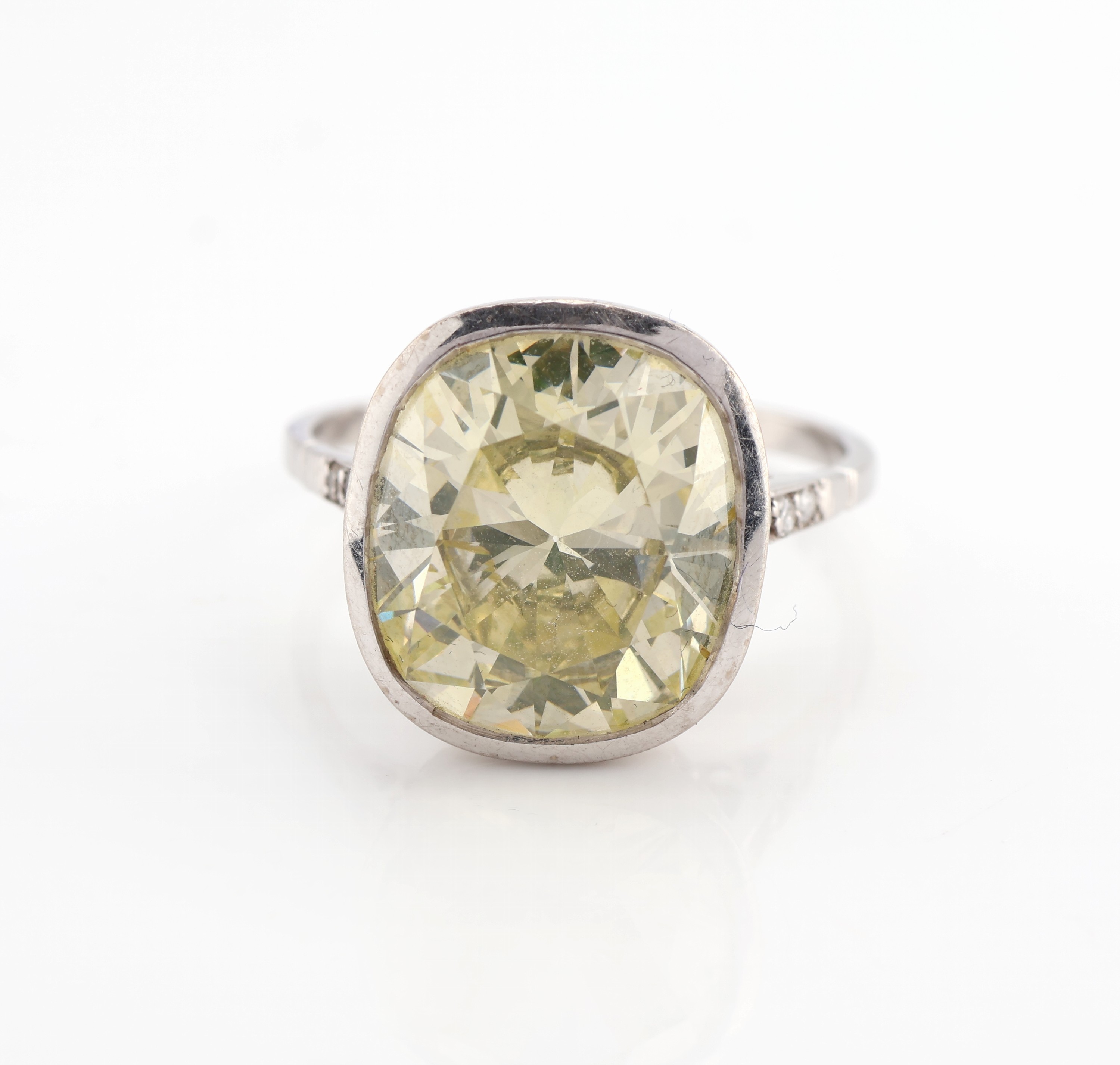 Detail b: Platin Diamant-Ring, um 1920, Pt gepr., mittig Altschliffdiamant ca. 5.50 ct fancy Yellow-Green/si, ca. 12.55 x 11.1 x 6.45mm, herzf. Unterkaderung, ...