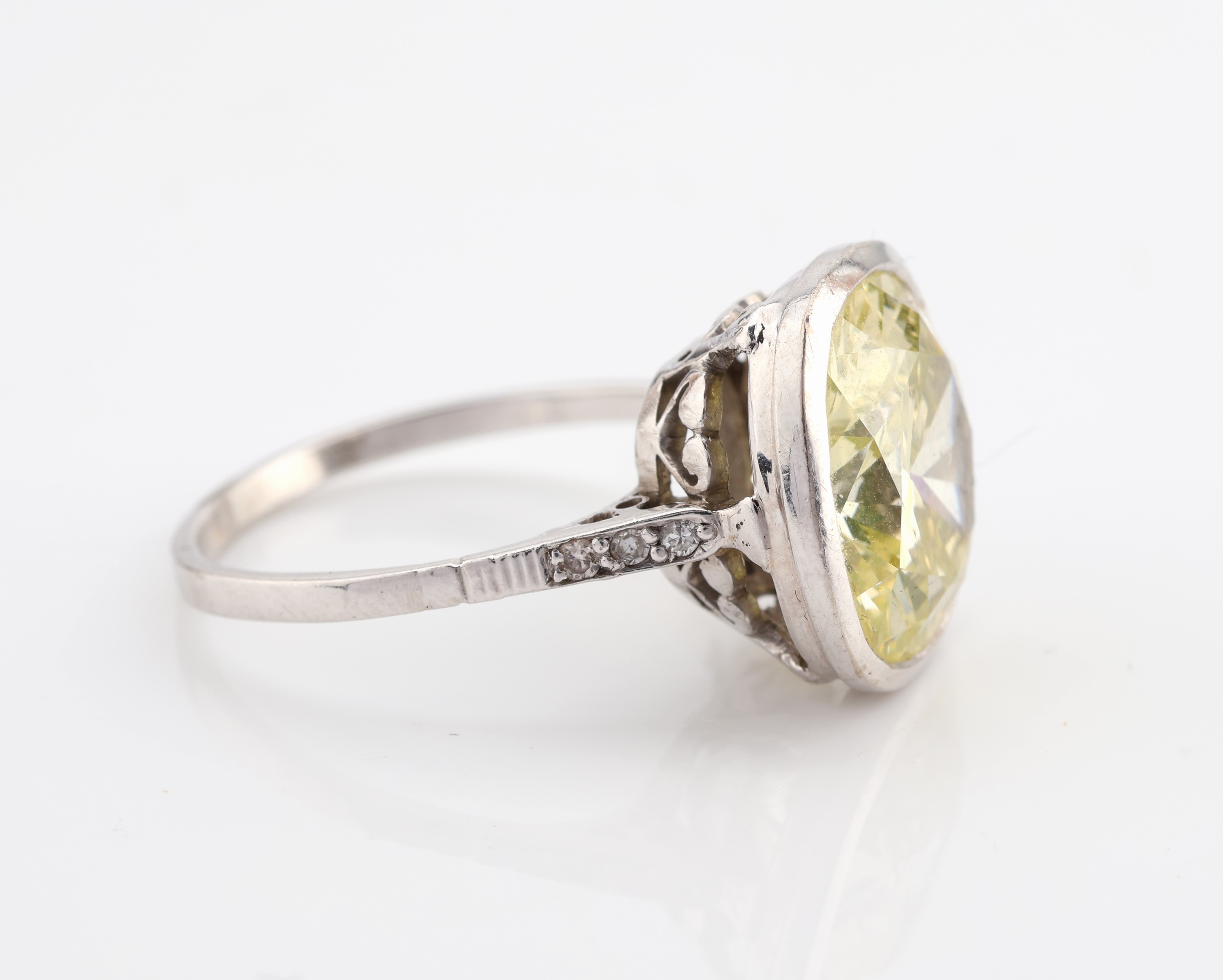Detail c: Platin Diamant-Ring, um 1920, Pt gepr., mittig Altschliffdiamant ca. 5.50 ct fancy Yellow-Green/si, ca. 12.55 x 11.1 x 6.45mm, herzf. Unterkaderung, ...