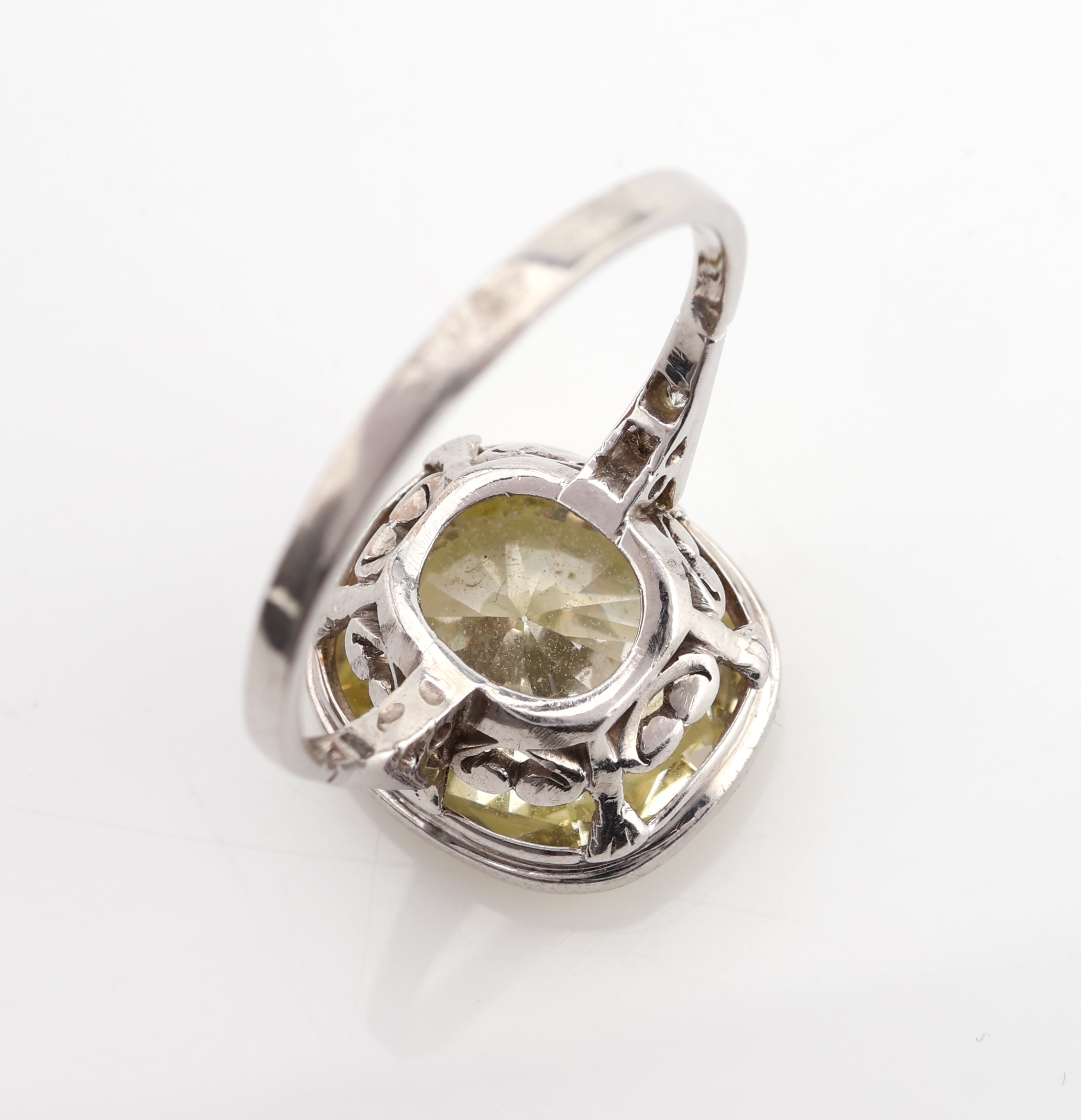 Detail d: Platin Diamant-Ring, um 1920, Pt gepr., mittig Altschliffdiamant ca. 5.50 ct fancy Yellow-Green/si, ca. 12.55 x 11.1 x 6.45mm, herzf. Unterkaderung, ...