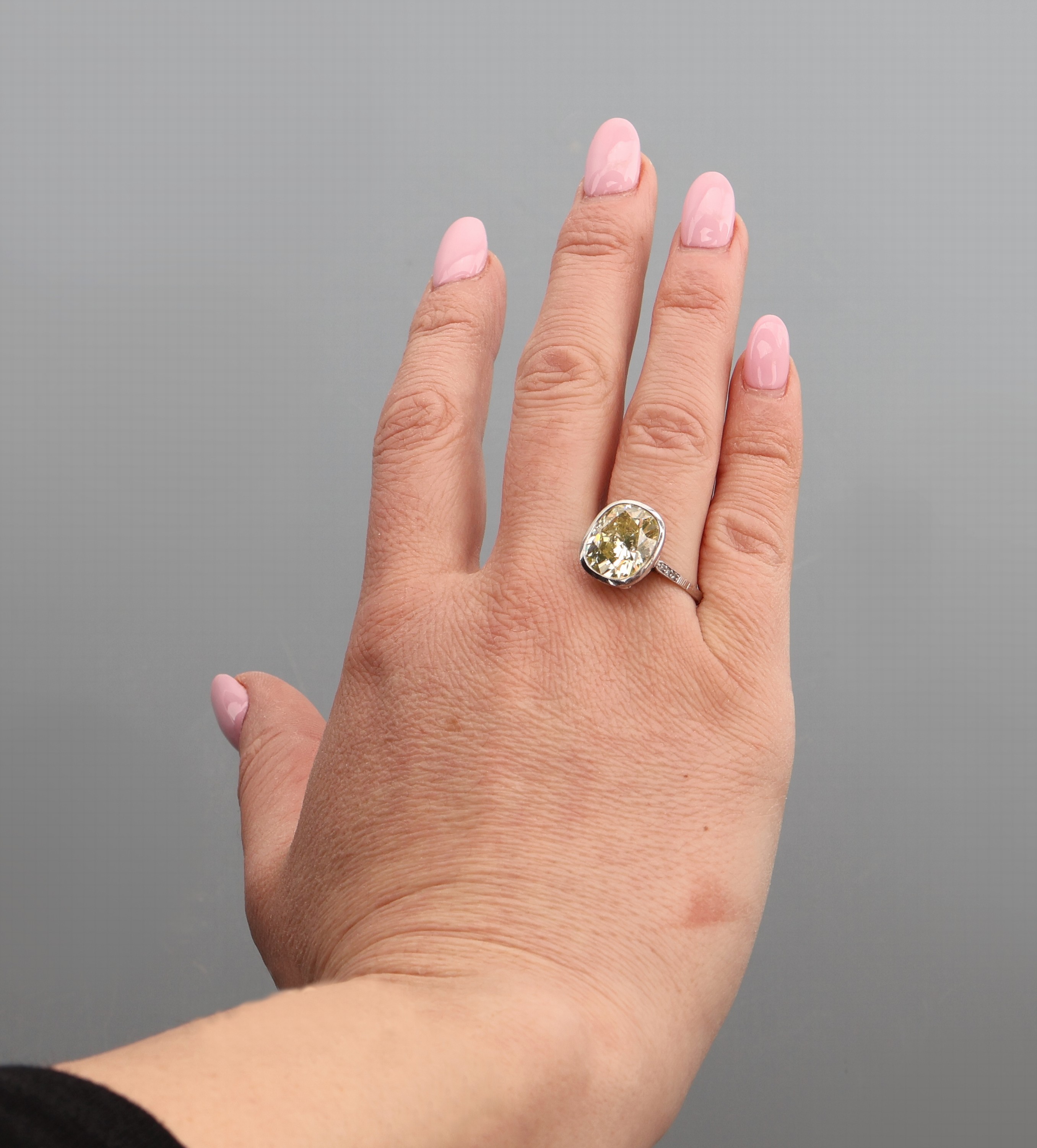 Detail e: Platin Diamant-Ring, um 1920, Pt gepr., mittig Altschliffdiamant ca. 5.50 ct fancy Yellow-Green/si, ca. 12.55 x 11.1 x 6.45mm, herzf. Unterkaderung, ...