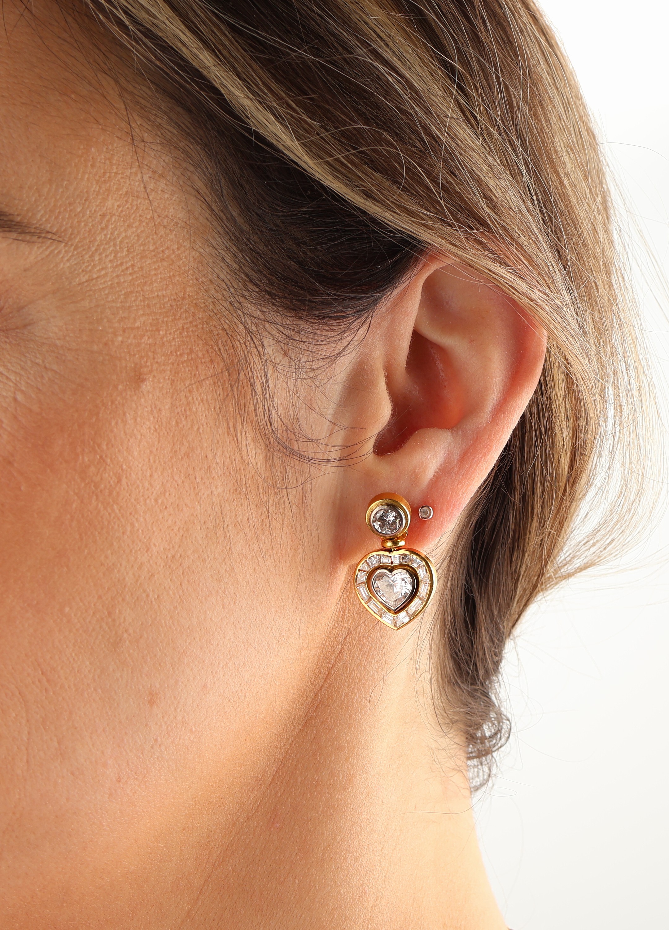 Detail a: Paar 18 kt Gold Diamant-Ohrstecker, GG/WG 750/000, qualitätvolle Verarbeitung, 2 Brillanten zus. ca. 0.80 ct Weiß/p1, bewegl. Abhängung, 2 ...
